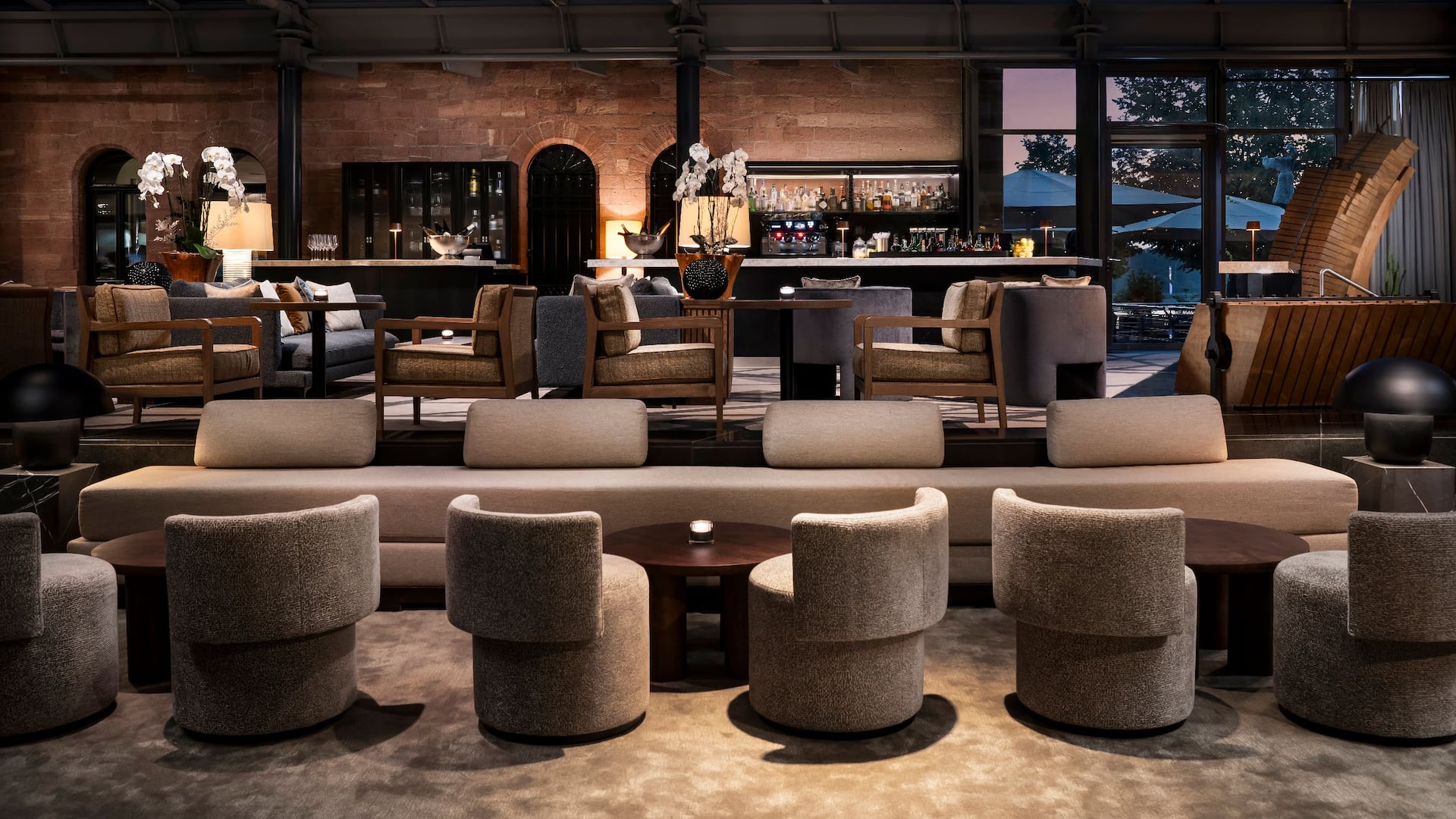 Modern and elegant seating area of the M Lounge with bar of Hyatt Regency Mainz in the evening