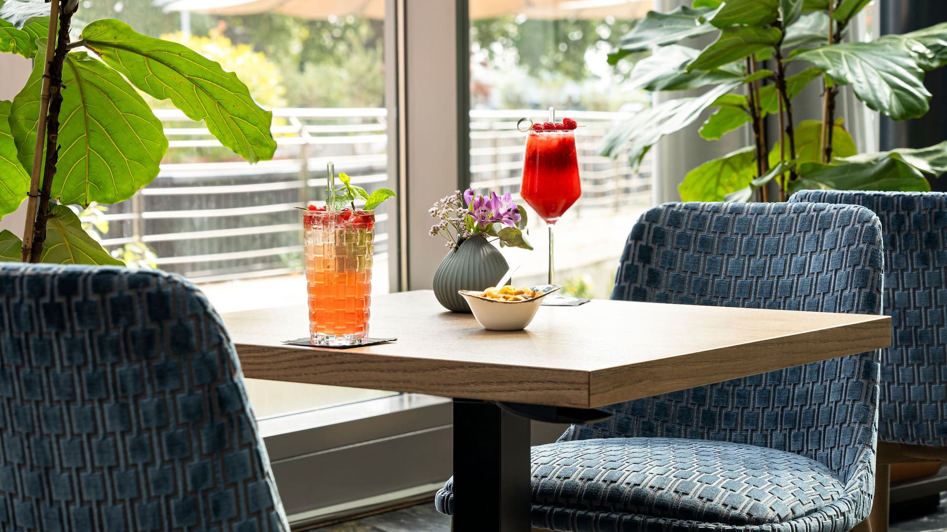 Table with cocktails at the modern M Lounge of Hyatt Regency Mainz