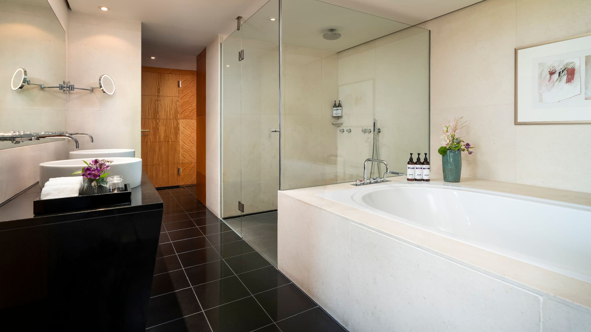 4 de 8 Marmorbadezimmer mit großer Badewanne, ebenerdiger Dusche und privater Sauna in der Präsidentensuite des Hyatt Regency Mainz Hotels.
