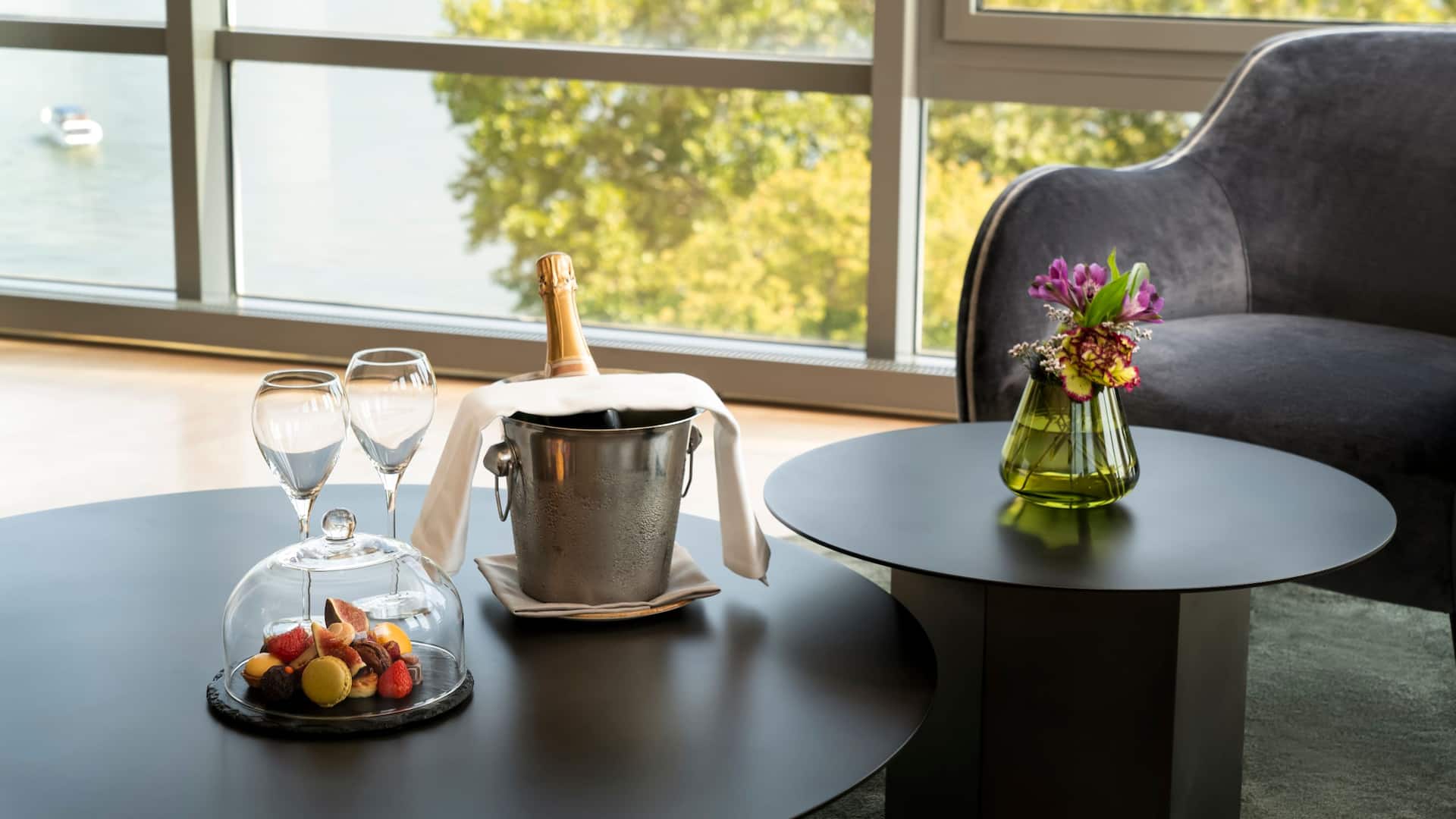 8 de 8 Willkommens-Amenity, das auf dem Wohnzimmer Tisch in der Präsidentensuite im Hyatt Regency Mainz platziert ist.
