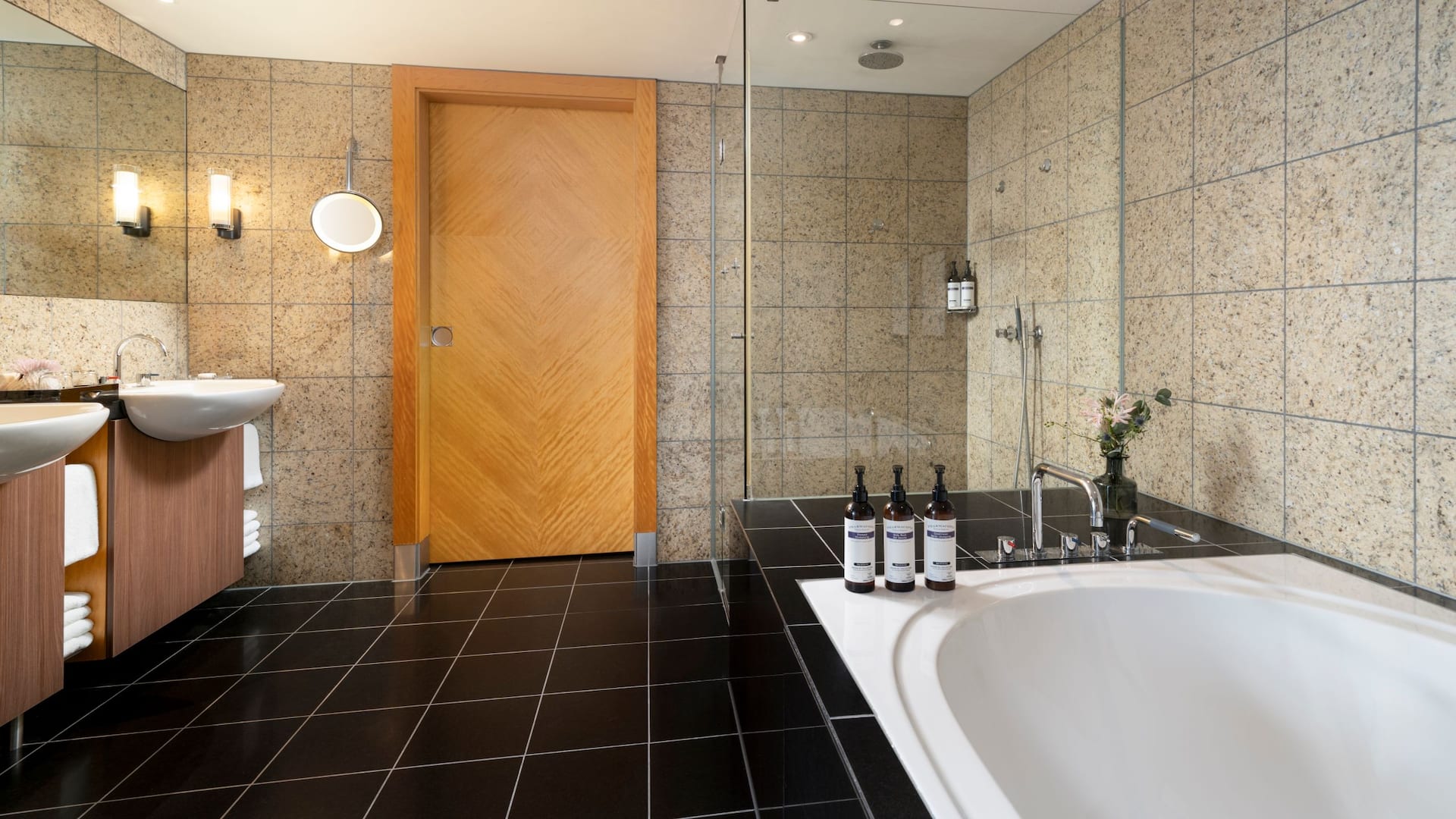 5 de 6 Badezimmer der Regency Suite im Hyatt Regency Mainz Hotel mit großer Badewanne und Regendusche.