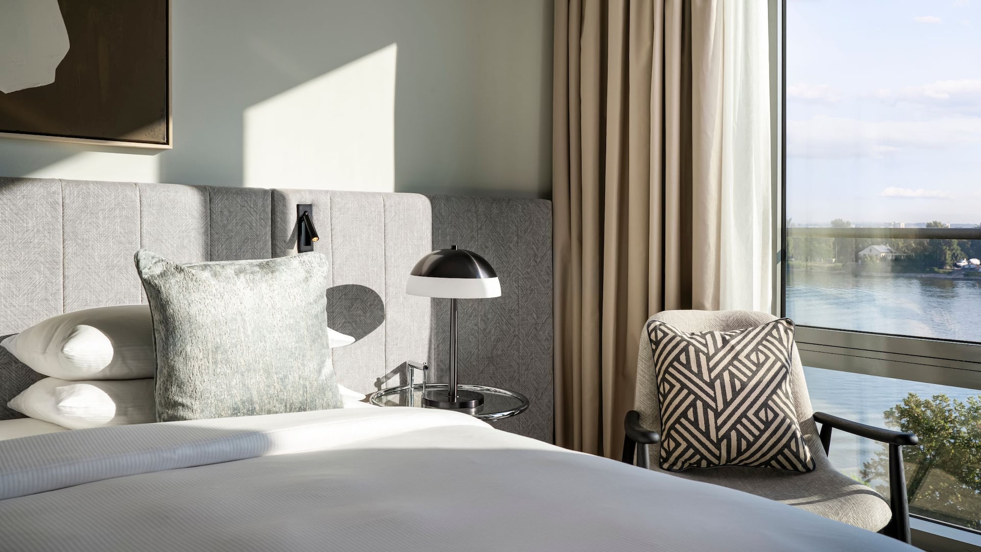 4 de 6 Schlafzimmer mit King-Bett und Blick auf den Rhein in der Regency Suite im Hyatt Regency Mainz Hotel.