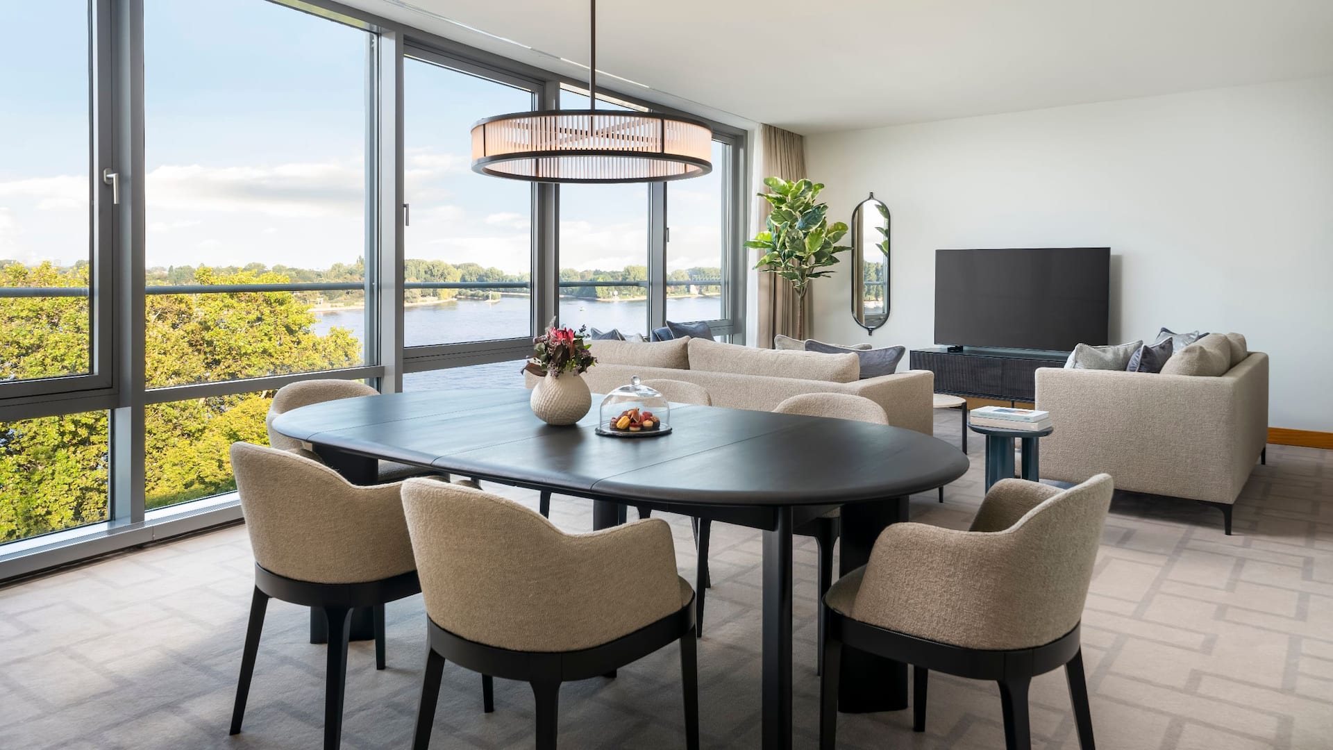 Essbereich mit Rheinblick in der Regency Suite im Hyatt Regency Mainz Hotel.