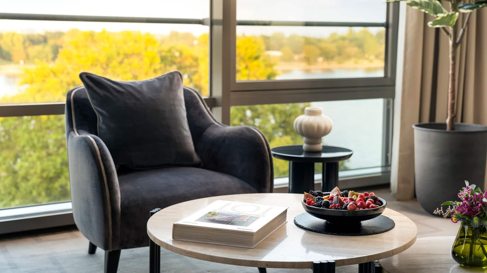 6 de 6 Willkommens-Amenity, das auf dem Wohnzimmer Tisch in der Regency Suite im Hyatt Regency Mainz platziert ist.