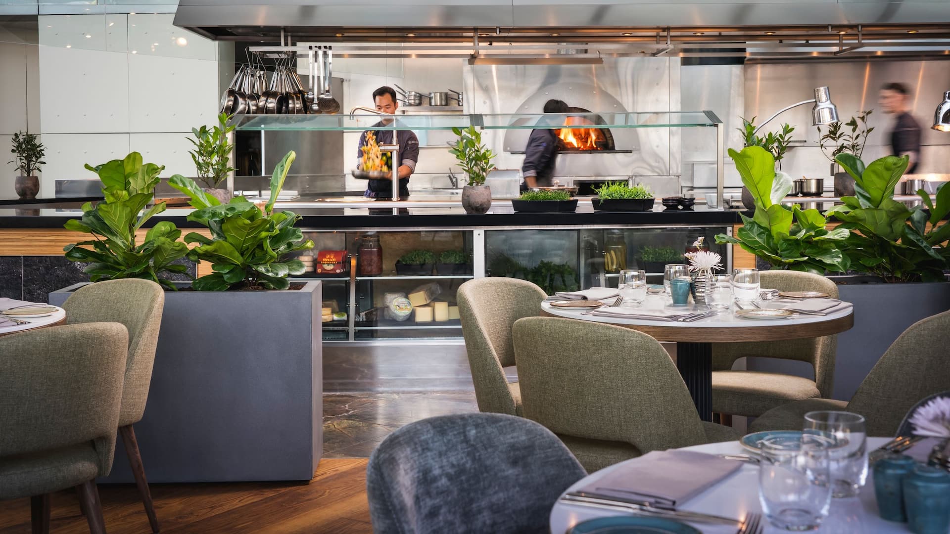 Open show kitchen with chefs preparing dishes at Bellpepper Restaurant of Hyatt Regency Mainz