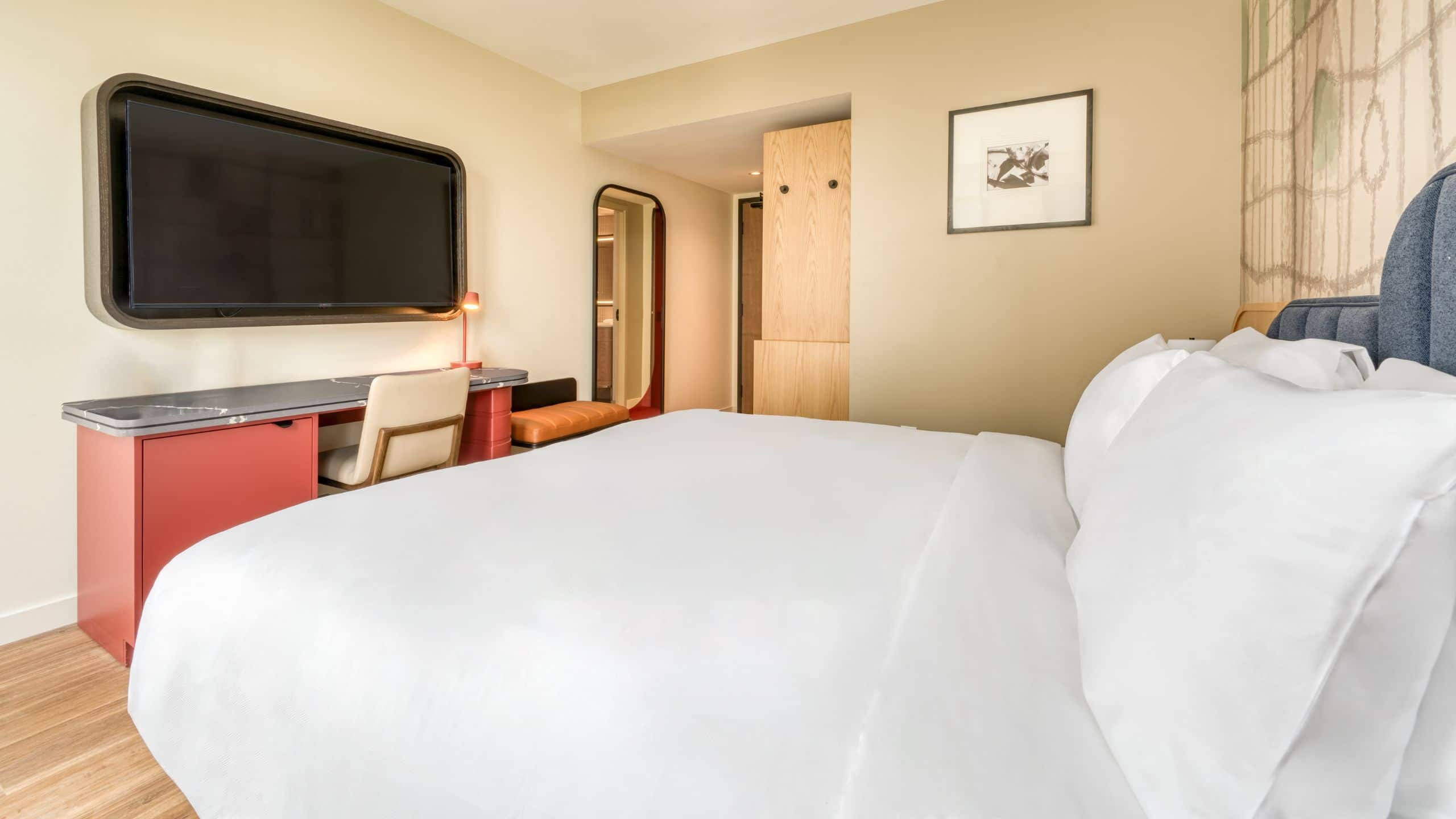 TOOR Hotel One King Bed Guestroom With Desk