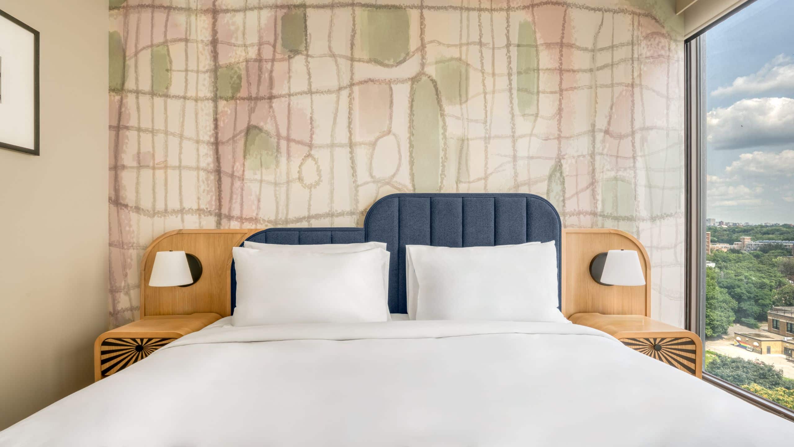 TOOR Hotel Bed With Headboard And City View