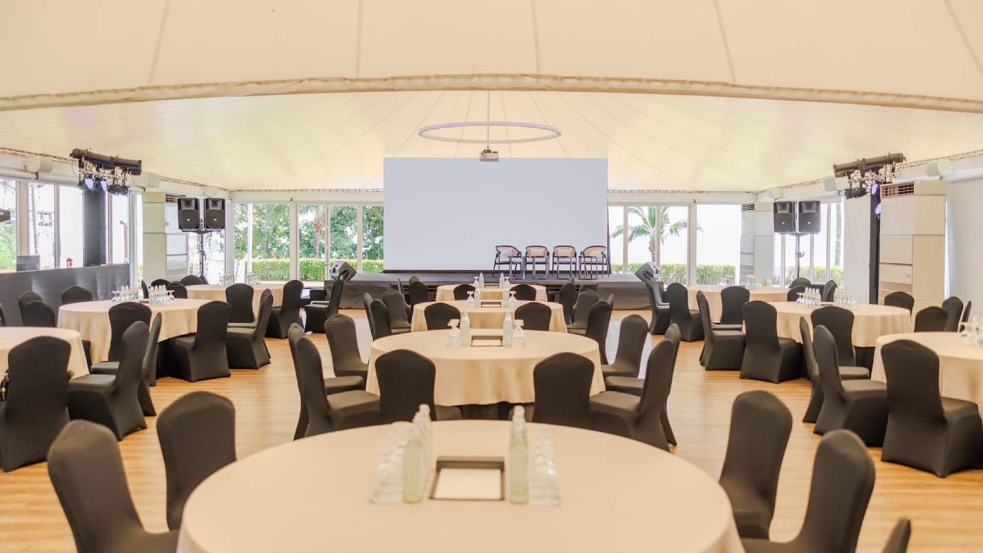 1 จาก 1 Hyatt Regency Phuket Resort White Canvas Round Tables With Led Wall And
