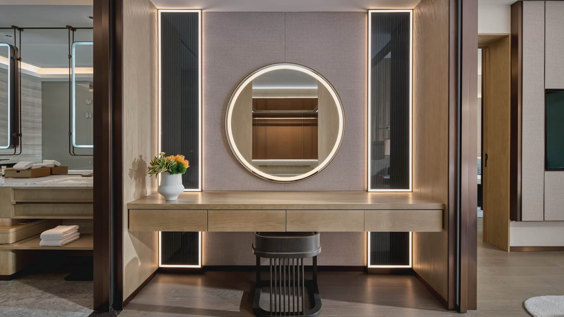 Hyatt Regency Huangshan Hengjiangwan Executive Suite Clothroom