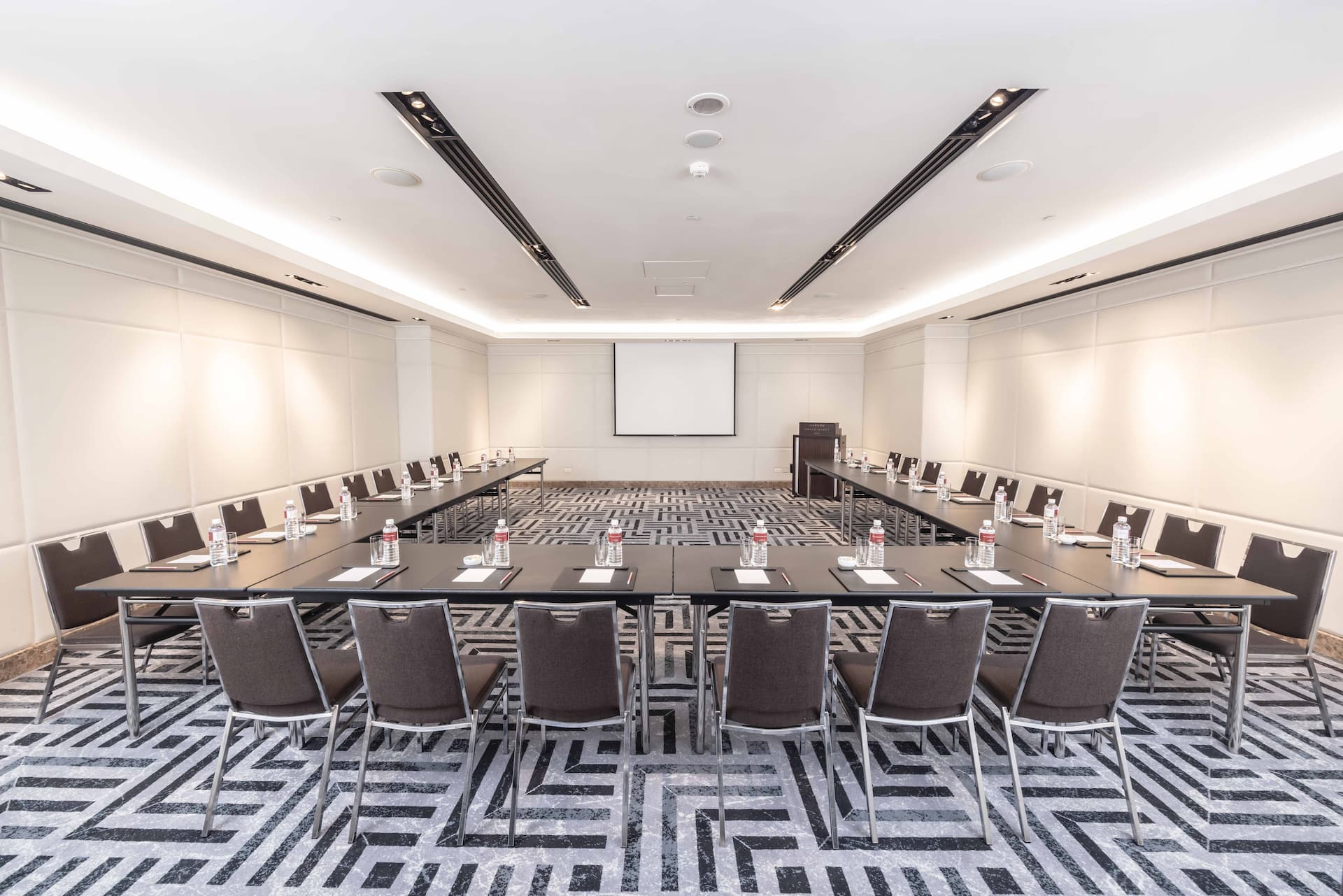 2 of 3 Grand Hyatt Taipei Swan Meeting Room Ushape Projection Screen