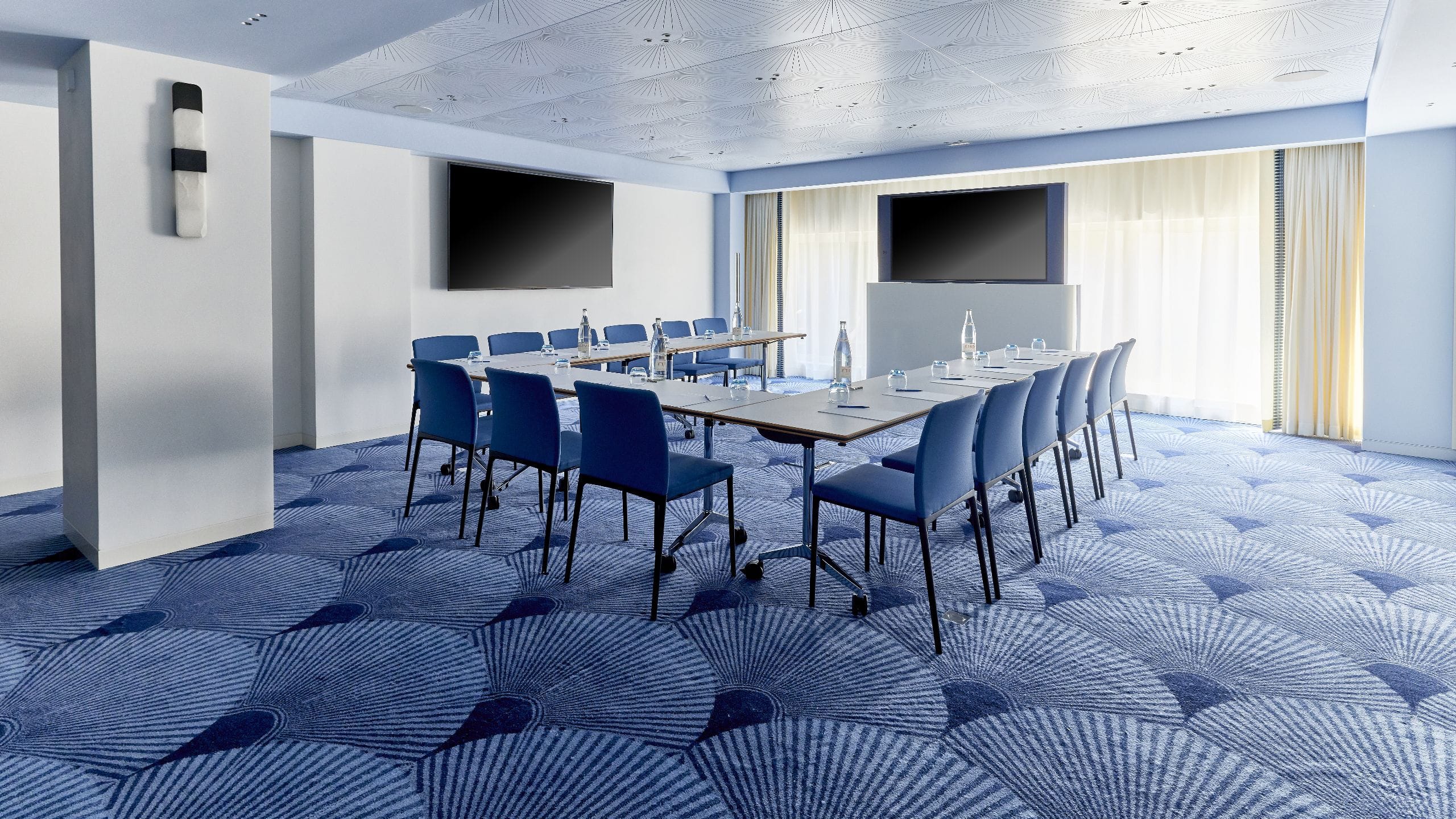 3 of 4 Hôtel Martinez Meeting Room Pomelo U Set Up