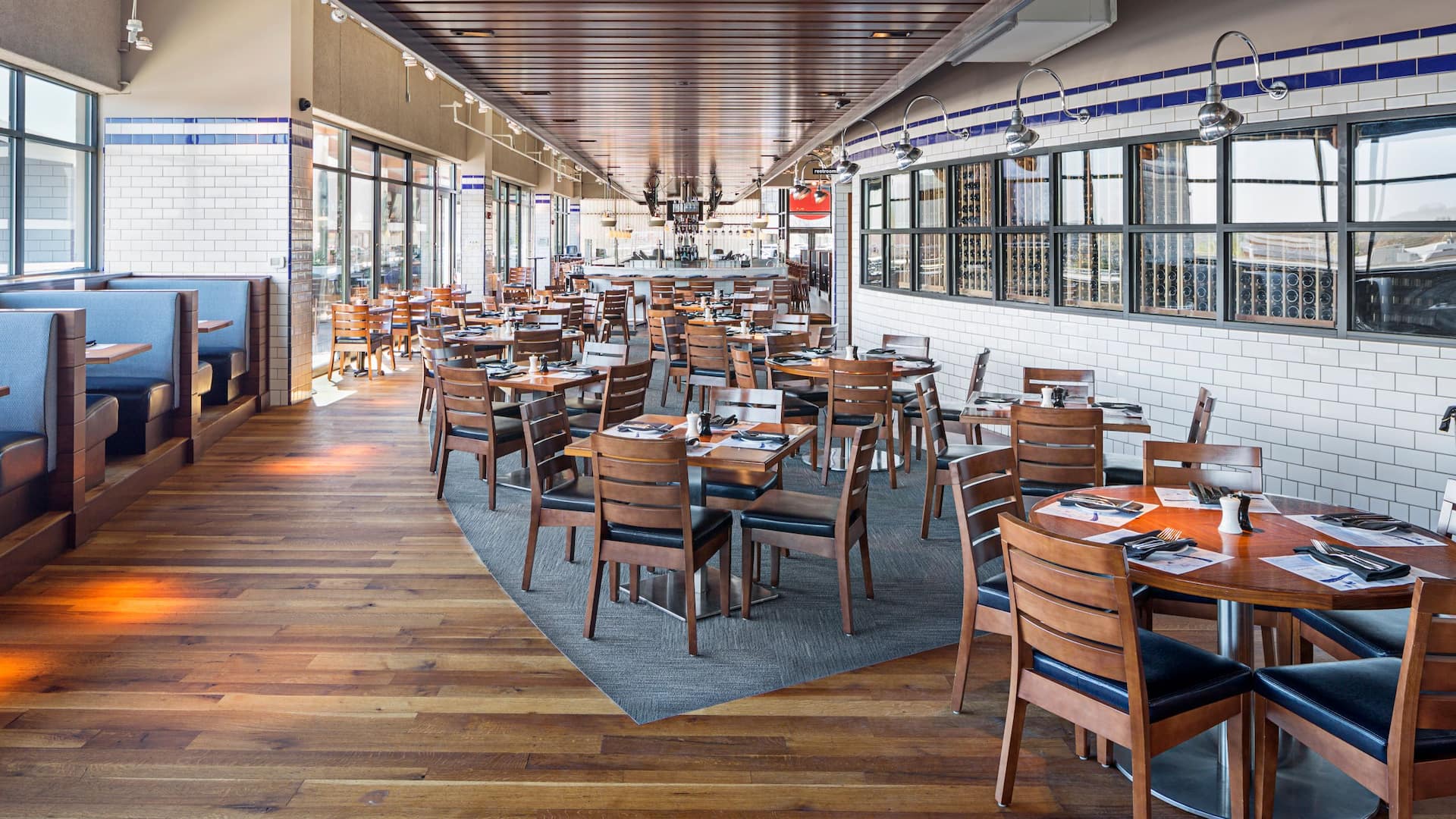 Hyatt Place Boston/Braintree Legal Sea Foods Dining Tables