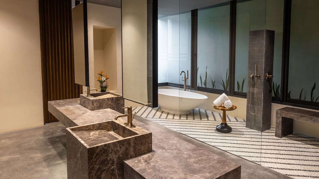 Preferred Club Master Suite Tropical View Bath