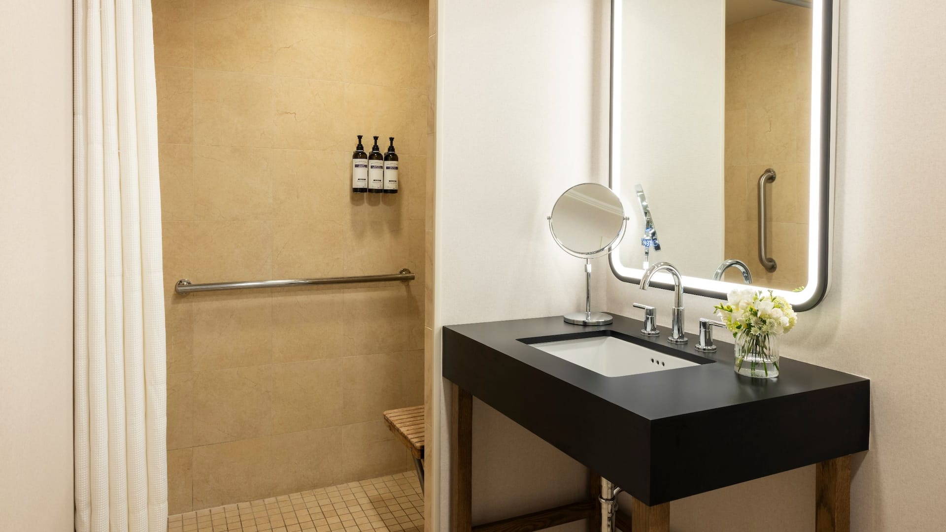 第 1，共 2 Hyatt Regency Greenwich Accessible Shower