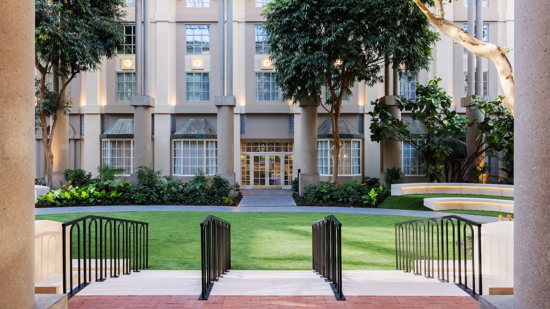 Hyatt Regency Greenwich Atrium Lawn