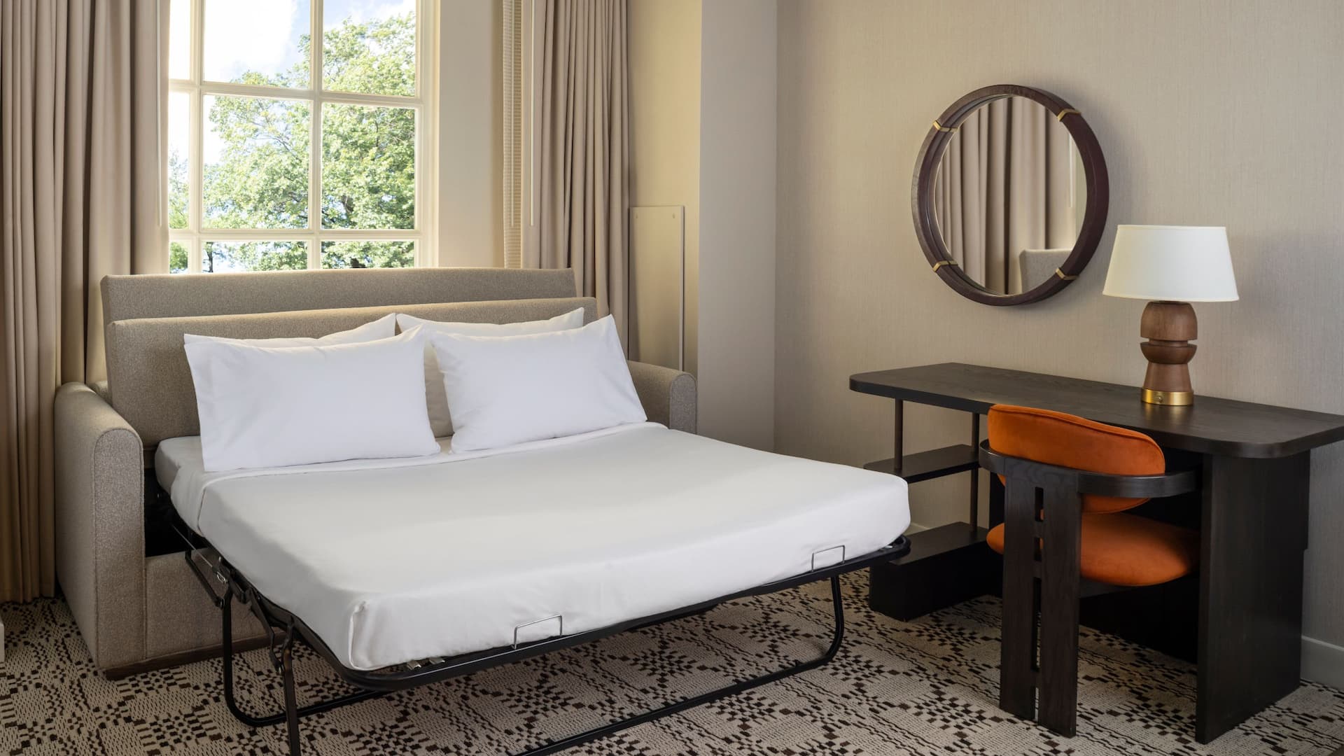 第 2，共 3 Hyatt Regency Greenwich King Pullout Tree View