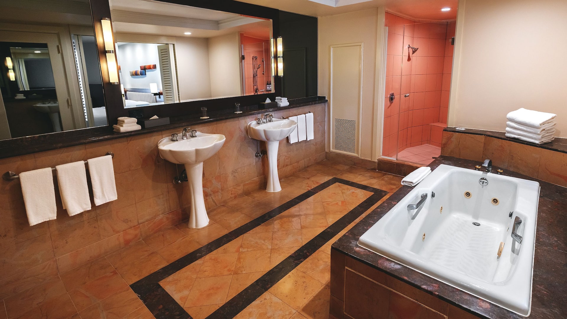 4 de 5 Hyatt Regency Guam Regency Executive Suite King Bathroom