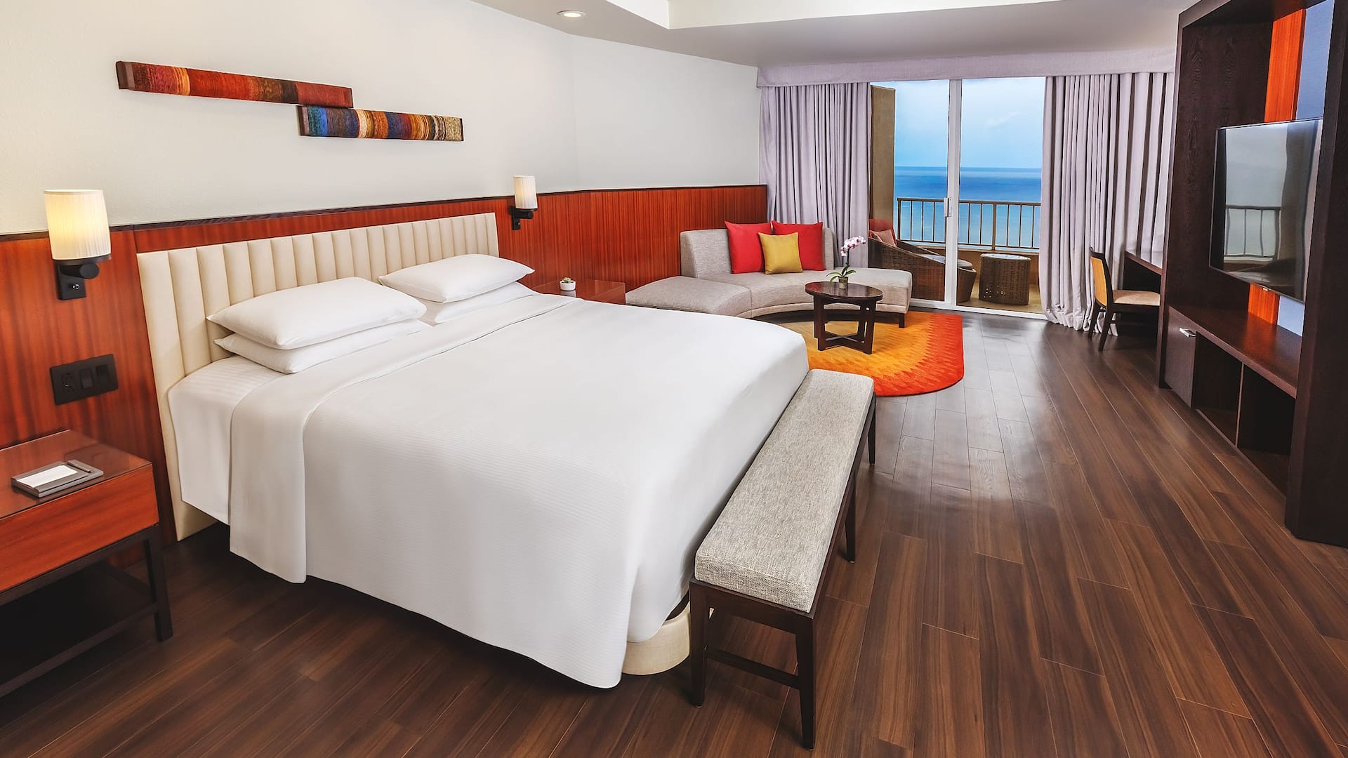 1 de 5 Hyatt Regency Guam Regency Executive Suite King Bed Room