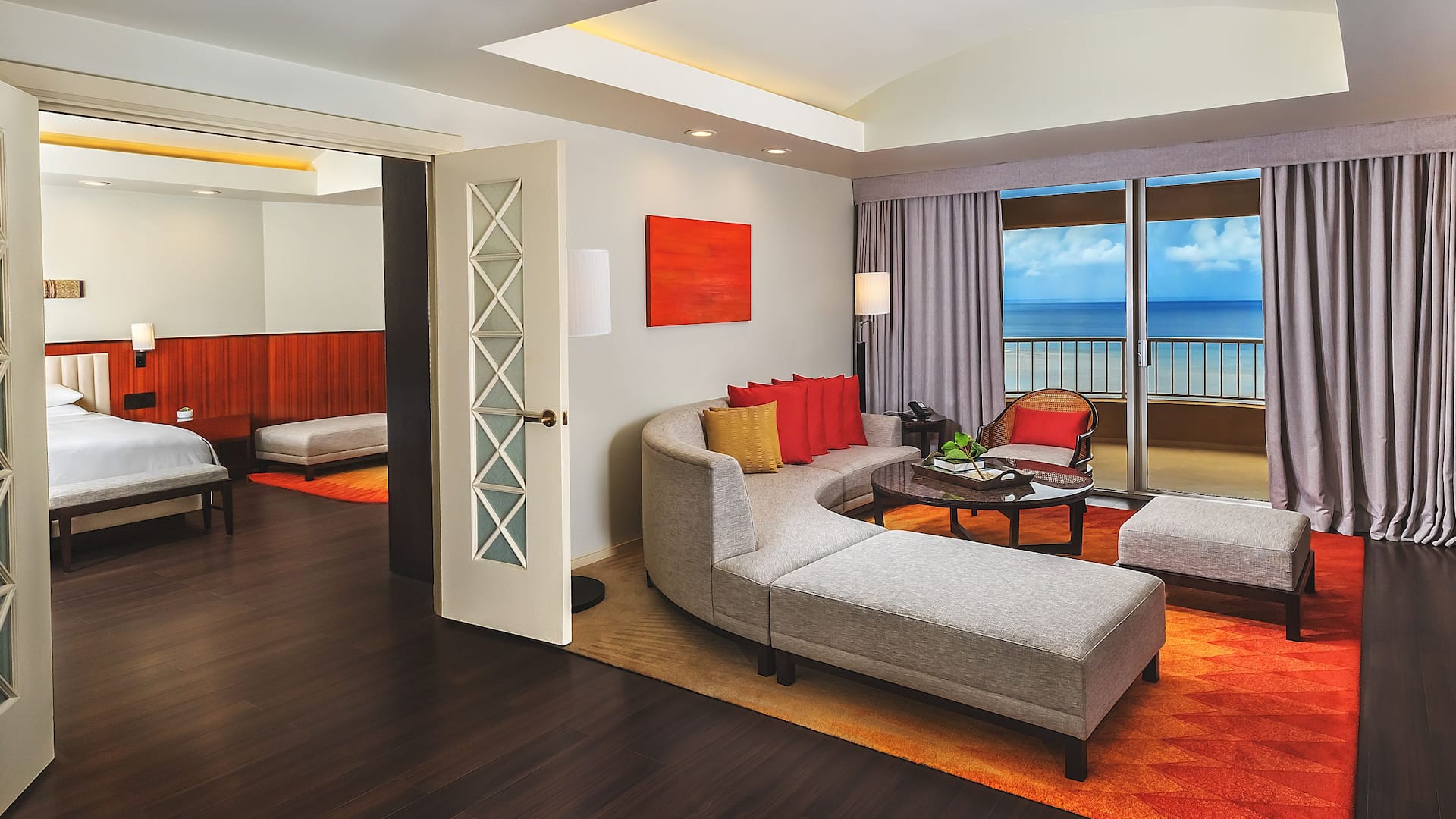 2 de 5 Hyatt Regency Guam Regency Executive Suite King Living Room