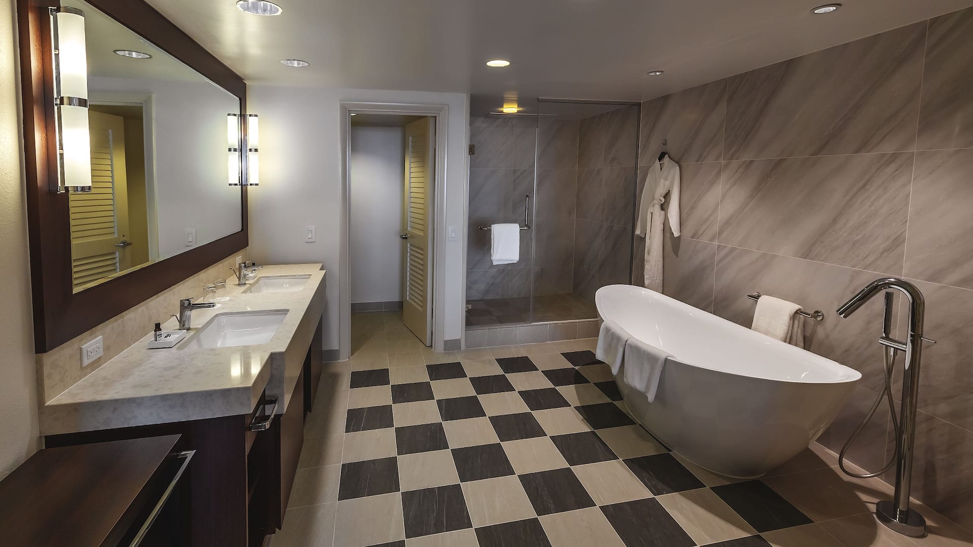 3 de 4 Hyatt Regency Guam Regency Suite Twin Bathroom