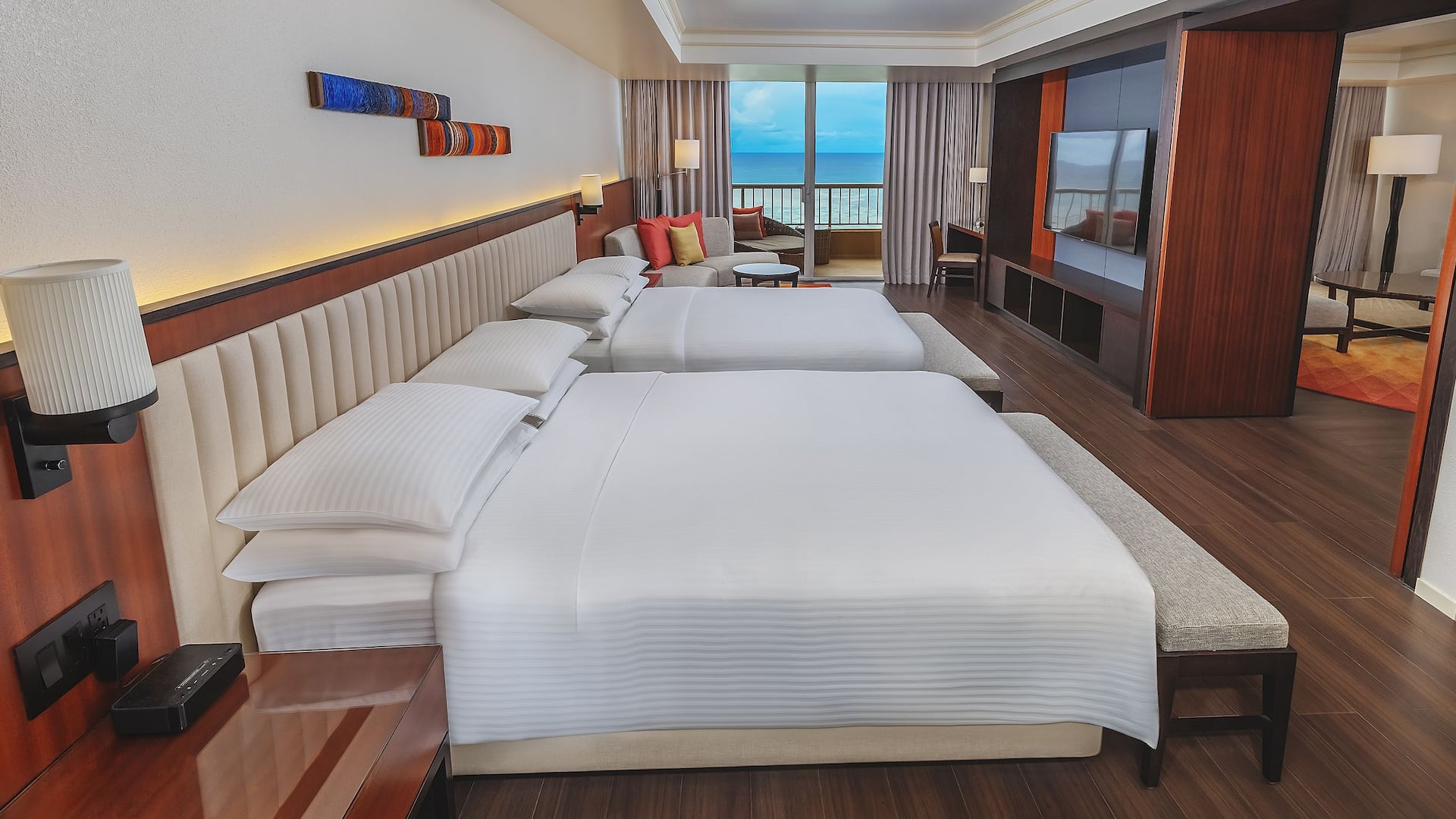 1 de 4 Hyatt Regency Guam Regency Suite Twin Bedroom