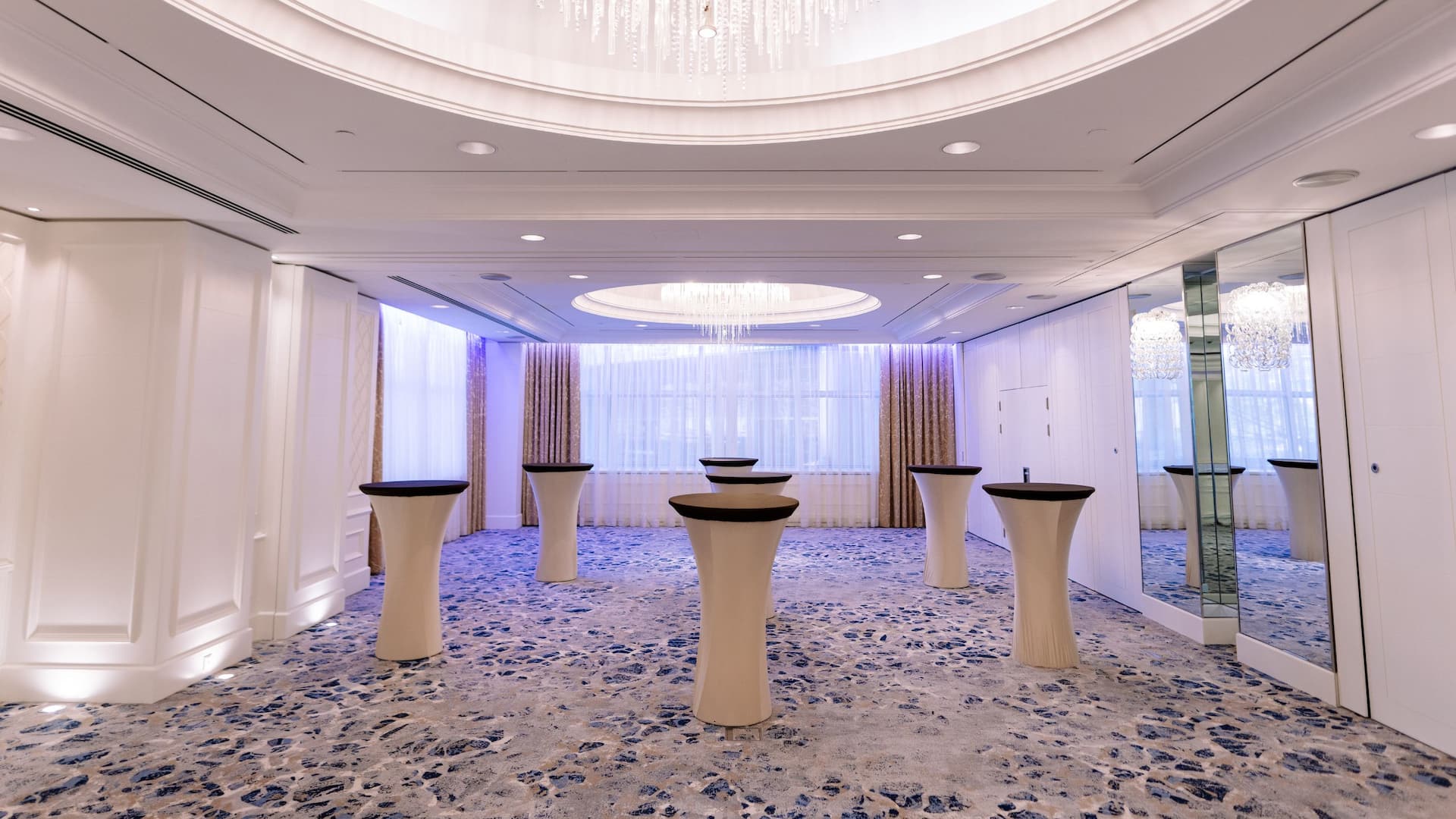 2 з 3 Hyatt Regency Kyiv Ballroom Foyer Cocktail Tables