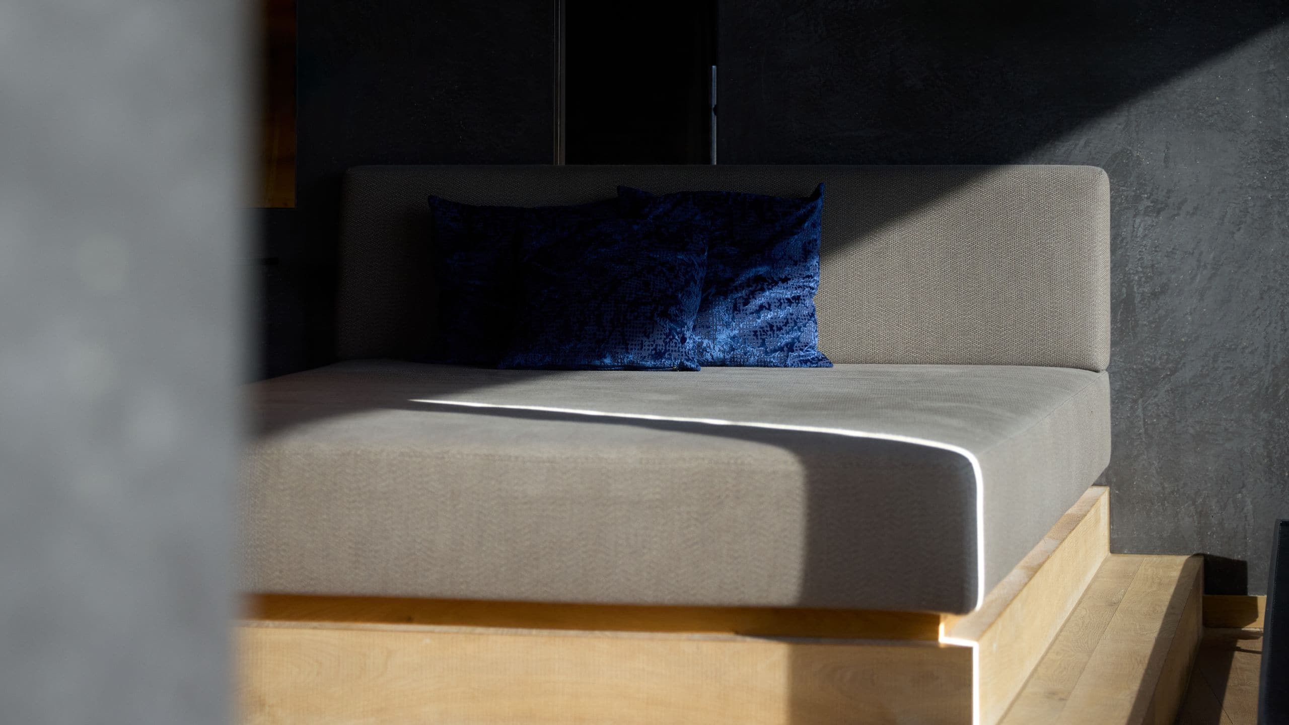 me and all hotel flims Lounge Round Sofa Detail