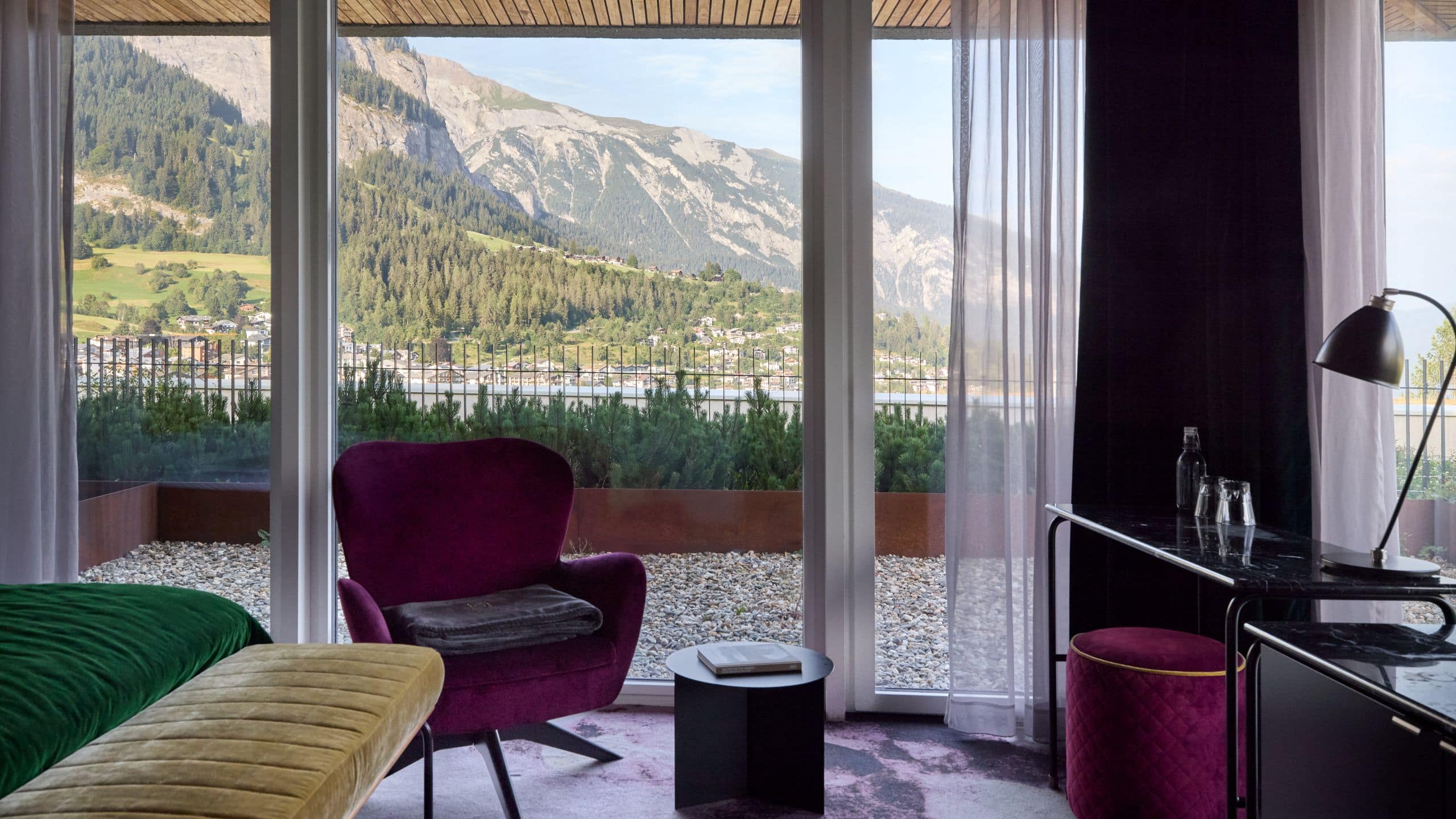 me and all hotel flims 1 King Bed With Chair