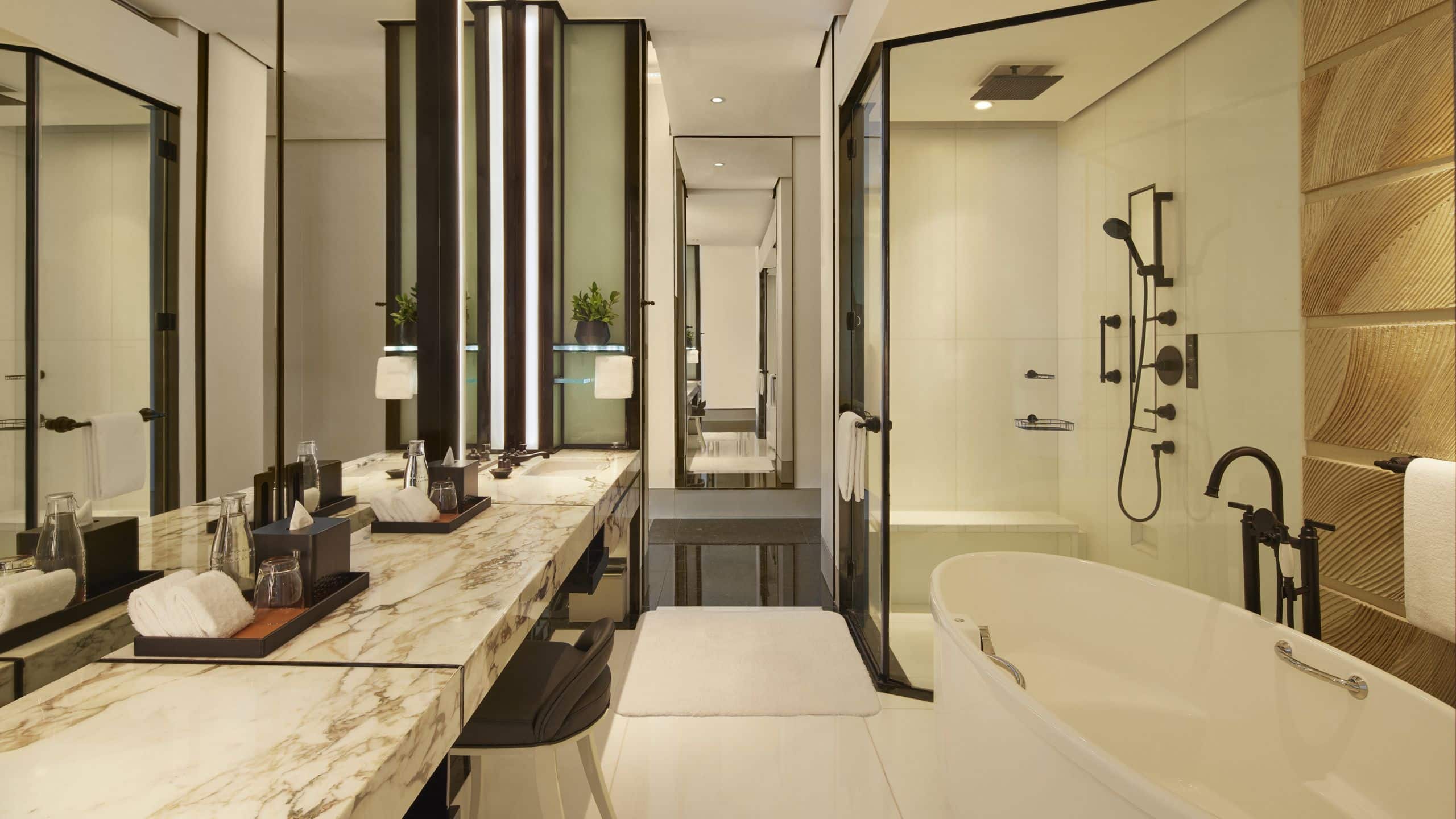 2 de 2 The Keraton at the Plaza One King Bed Bathroom