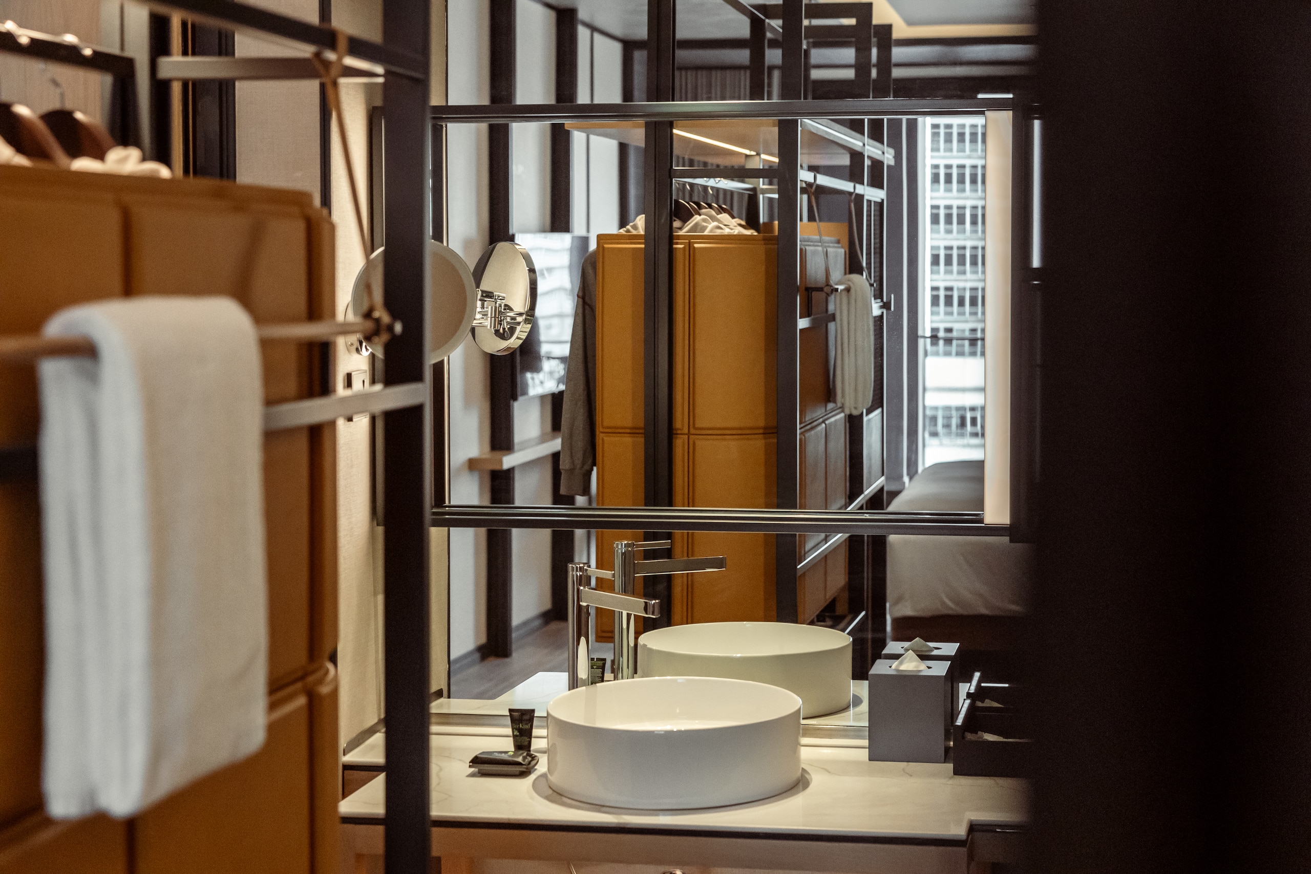2 из 2 Hyatt Centric City Centre Kuala Lumpur King Bed Open Closet Sink Area