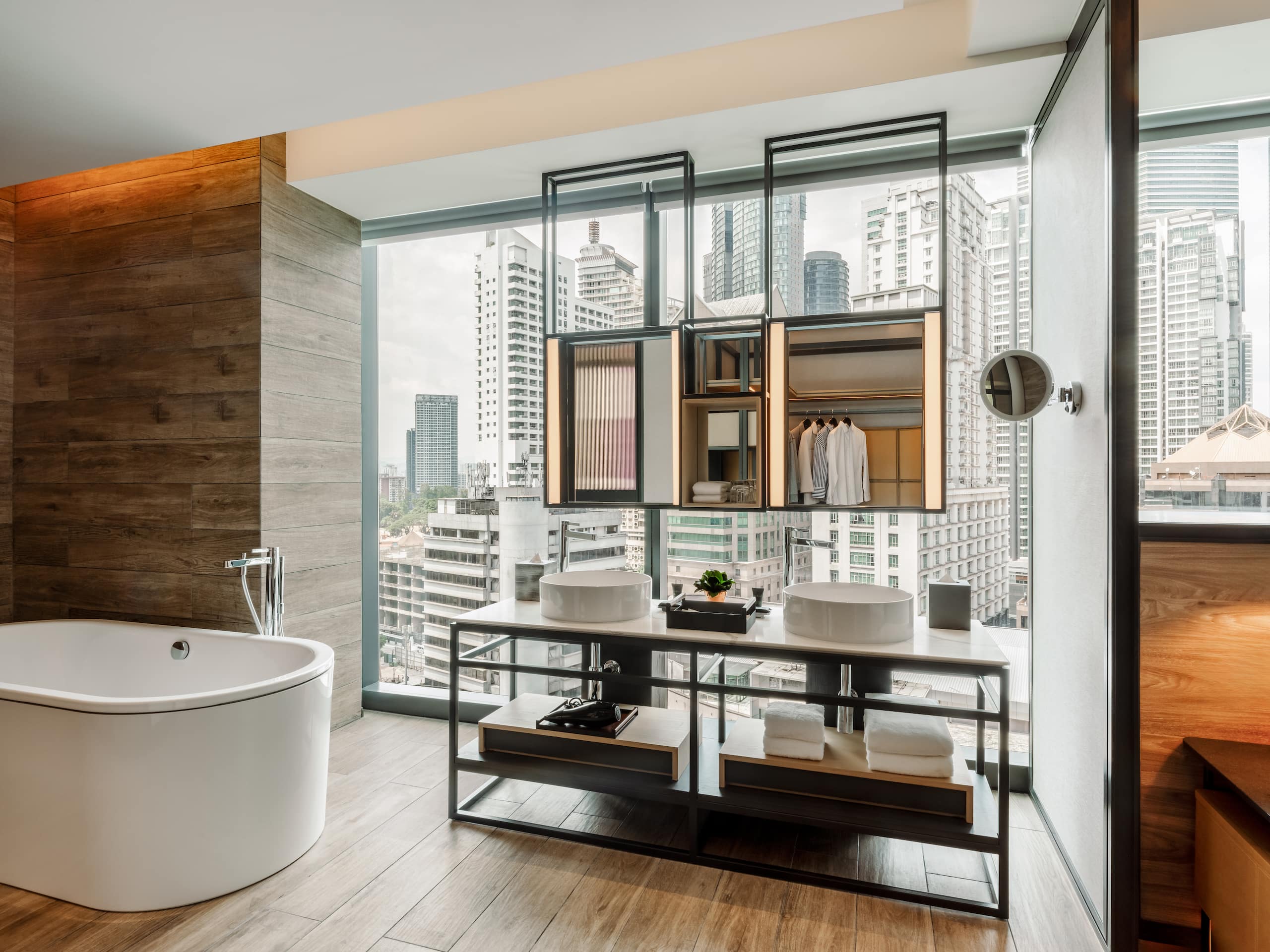 2 из 4 Hyatt Centric City Centre Kuala Lumpur King Suite Bathroom And Bathtub