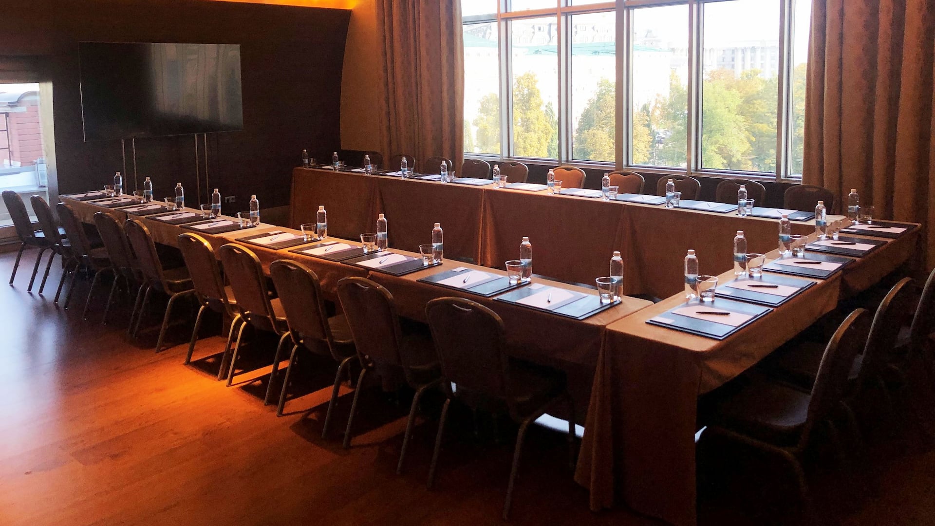 1 з 3 Hyatt Regency Kyiv Bibliotheque U Shape