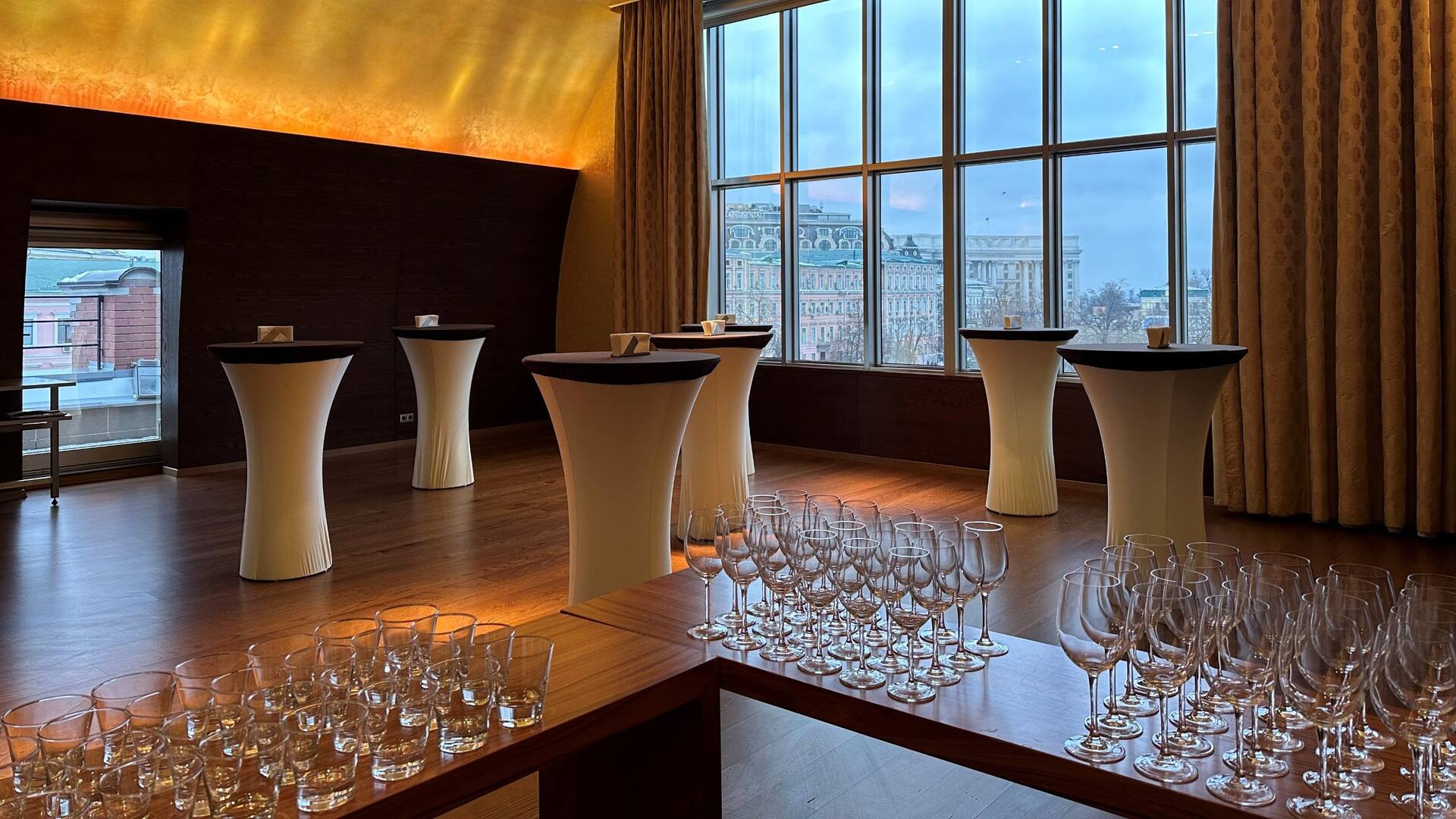 2 з 3 Hyatt Regency Kyiv Bibliotheque Cocktail Tables