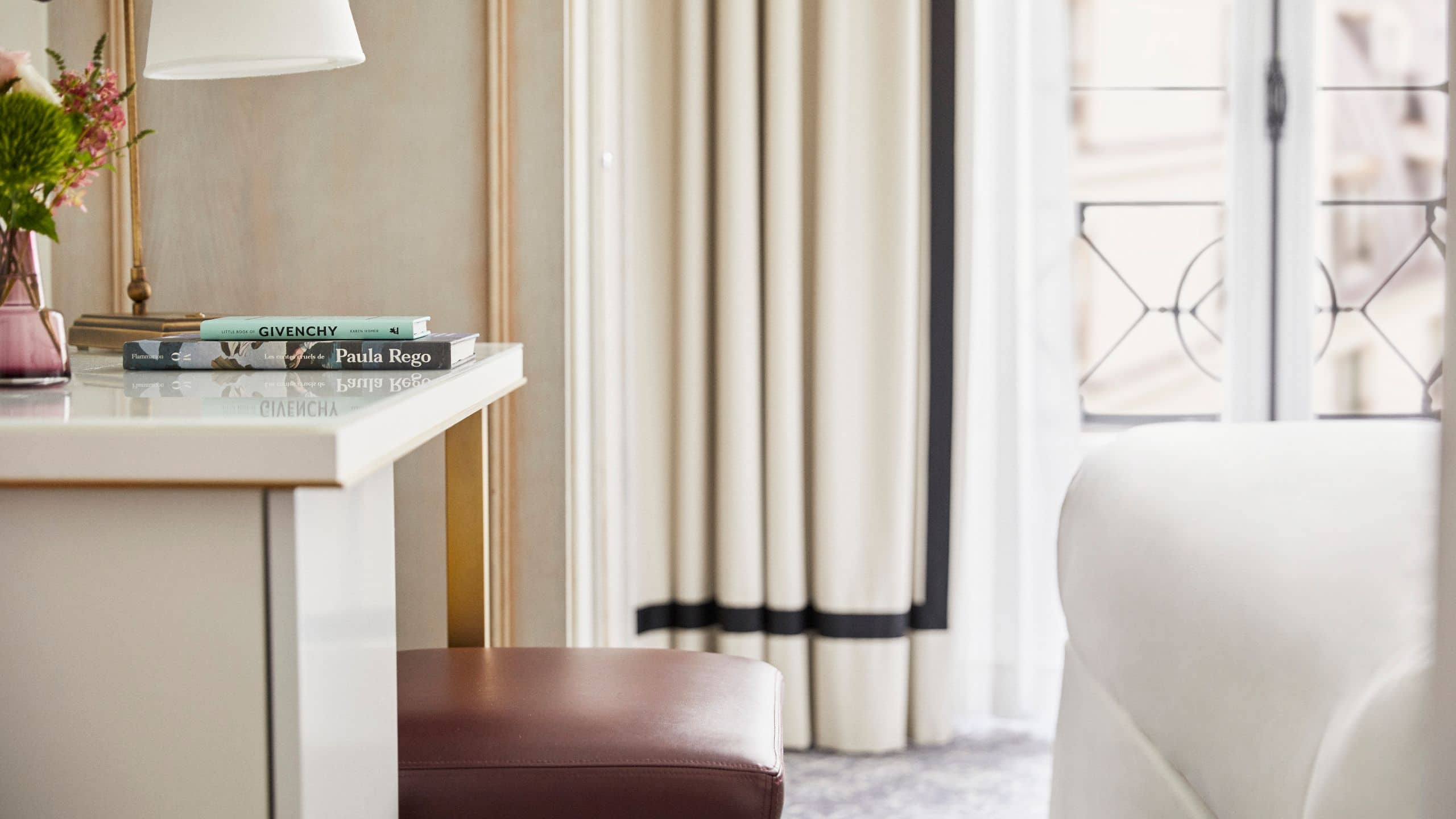 第 3，共 5 Hôtel du Louvre King Bed Room Focus Table