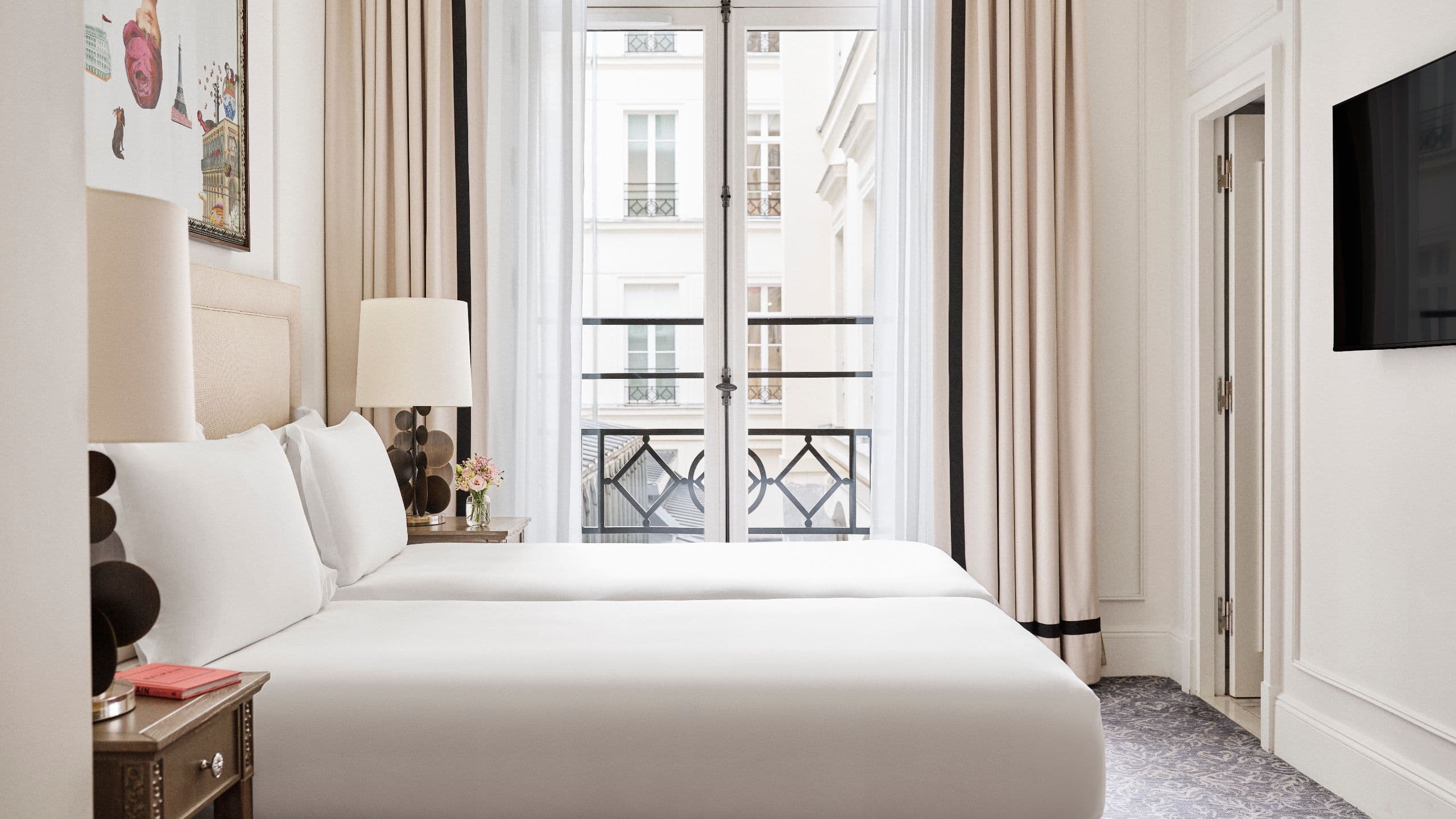 第 1，共 5 Hôtel du Louvre Twin Bed Bedroom Overview