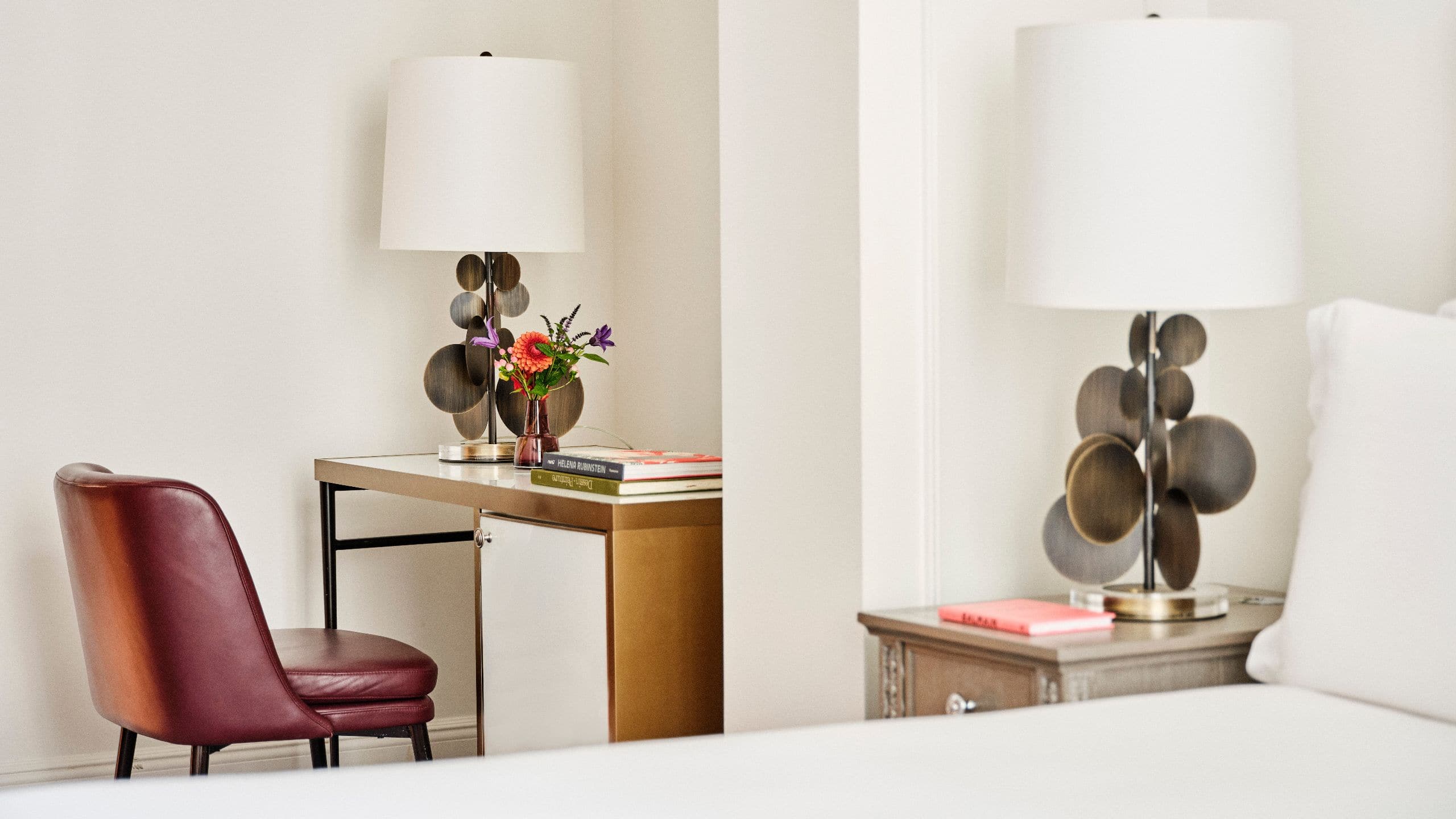 第 3，共 5 Hôtel du Louvre Twin Bed Table Lamp Focus