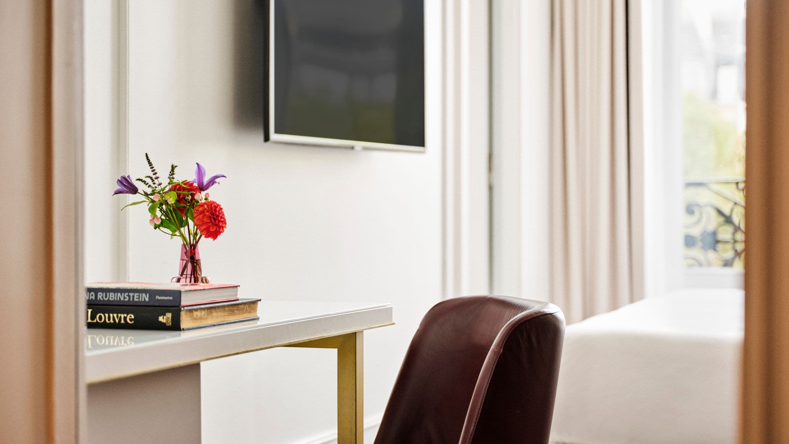 第 5，共 6 Hôtel du Louvre King Bed With View Table Focus