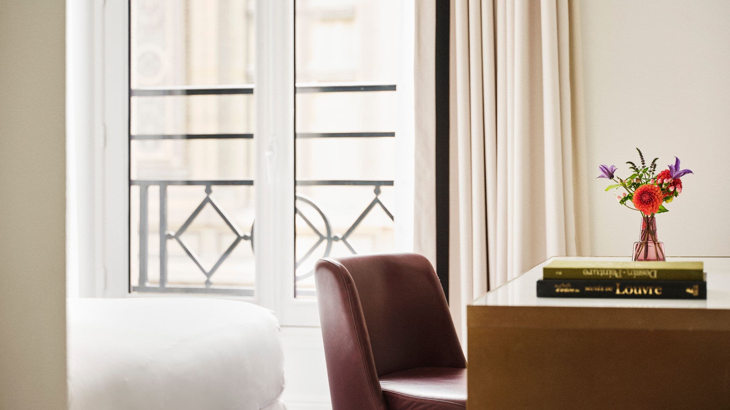 第 4，共 5 Hôtel du Louvre Queen Bed With View Chair Details