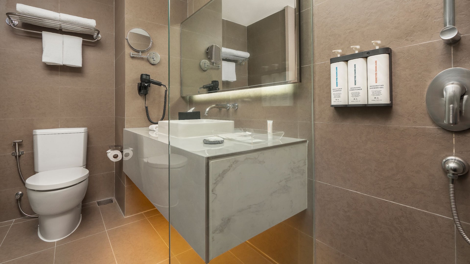 4 von 5 Hyatt Place Bangkok Sukhumvit 1 Standard Bathroom