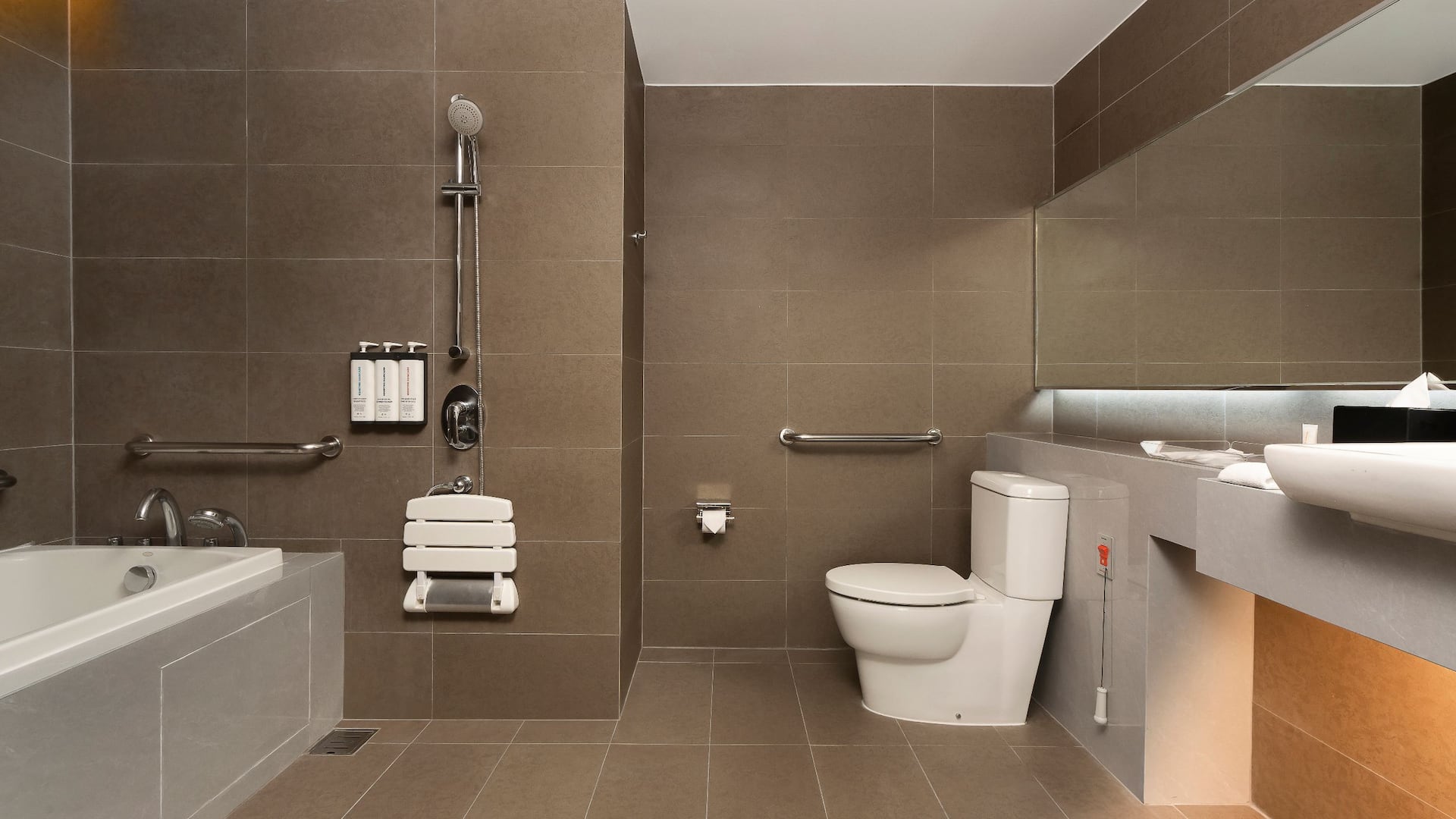 7 von 7 Hyatt Place Bangkok Sukhumvit 1 Suite Bathroom