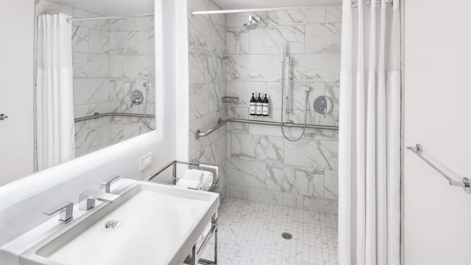 Hyatt Regency Schaumburg, Chicago Accessible Bathroom