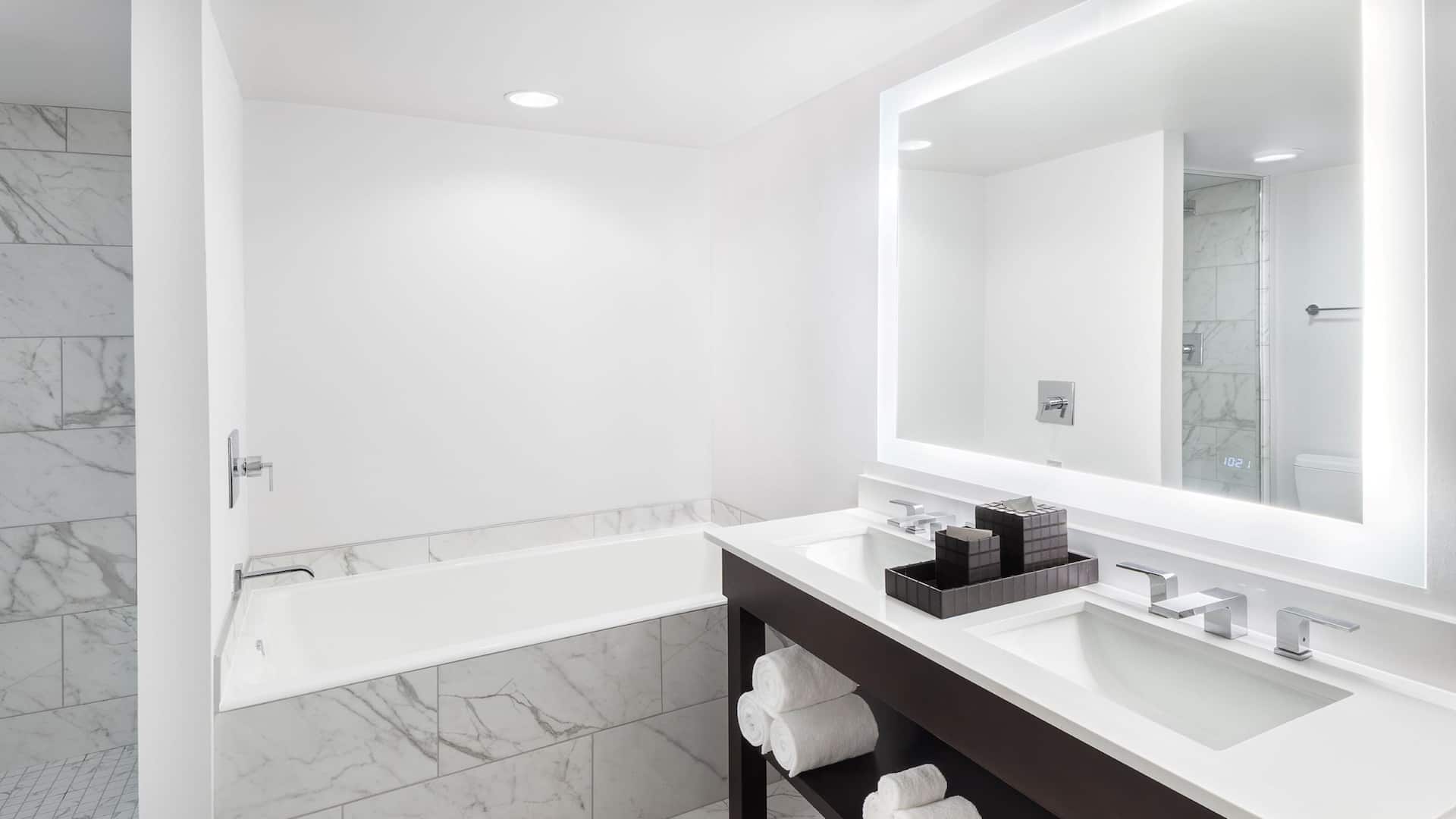 Hyatt Regency Schaumburg, Chicago Bathroom Tub And Vanity