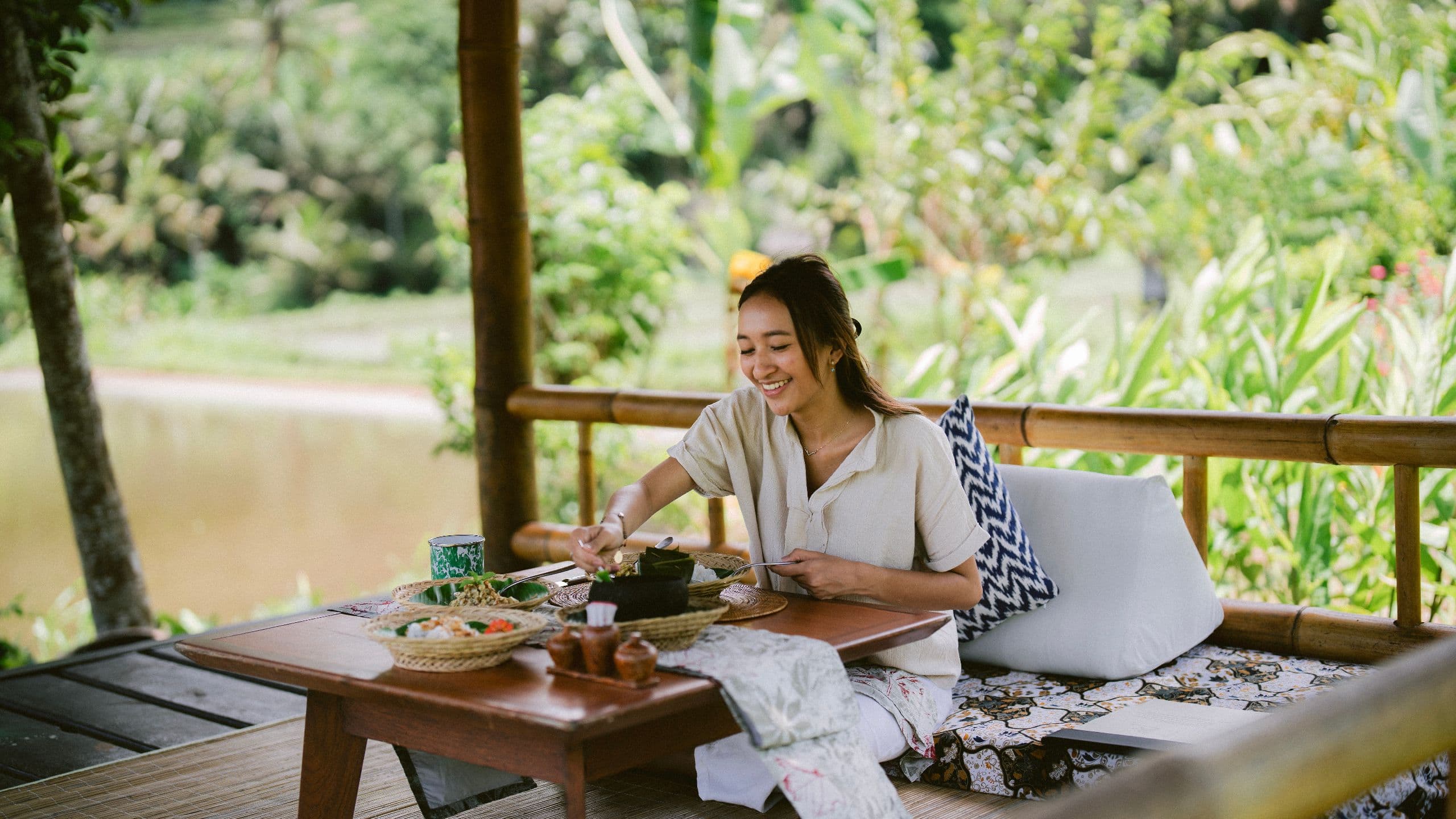 Alila Manggis Guests Enjoy The Food