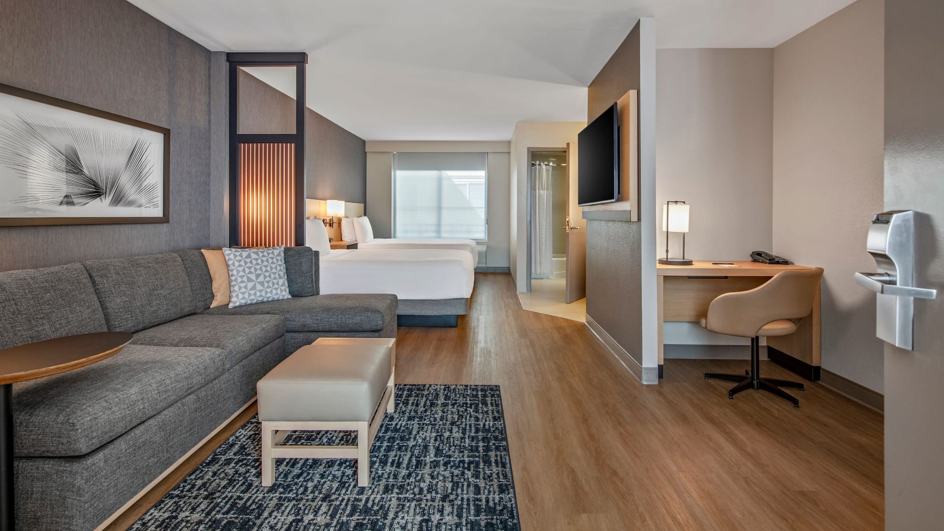Hyatt Place Riverside/Downtown Double Queen Living Room