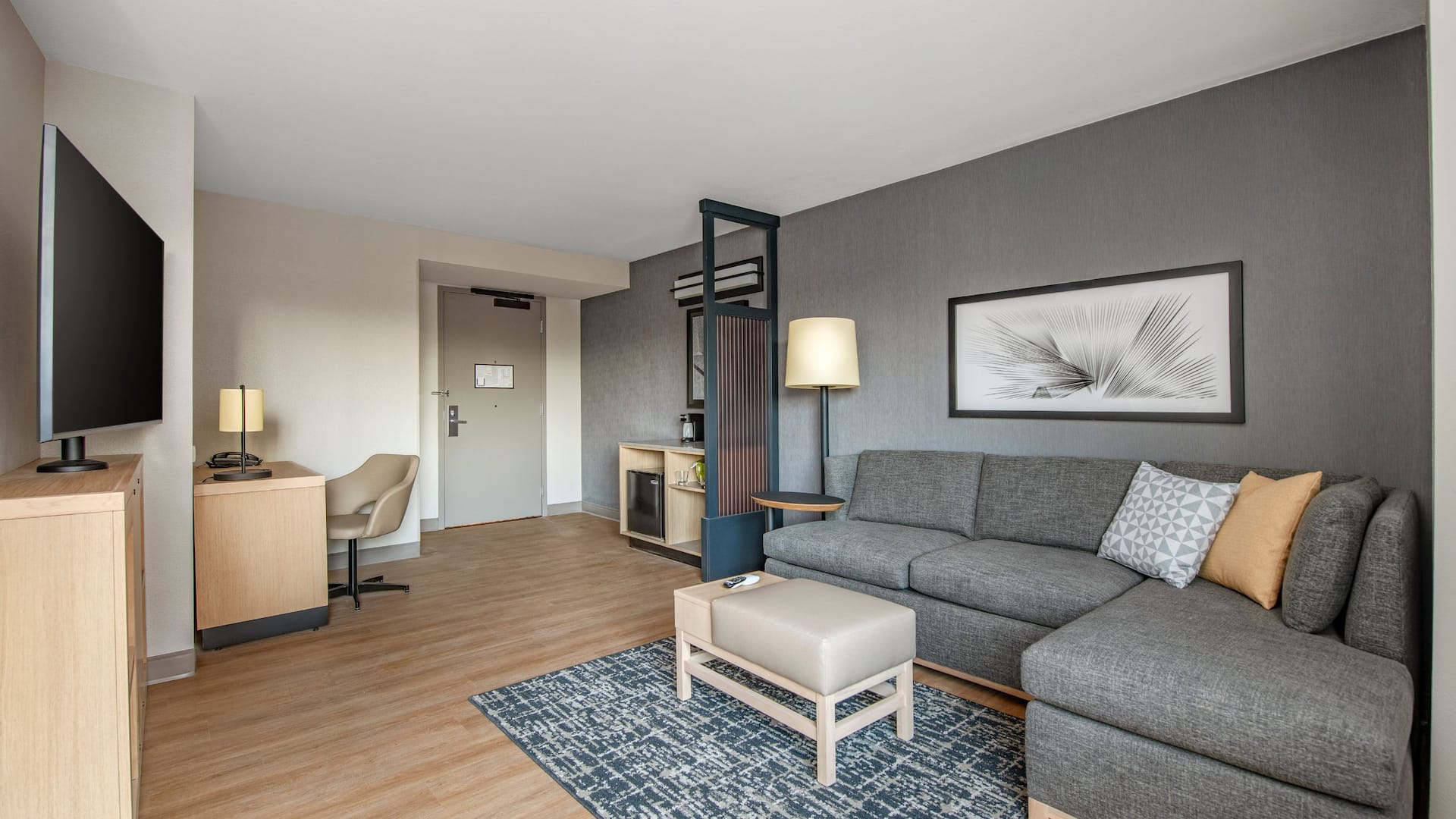 4/4 Hyatt Place Riverside/Downtown Suite King Bed