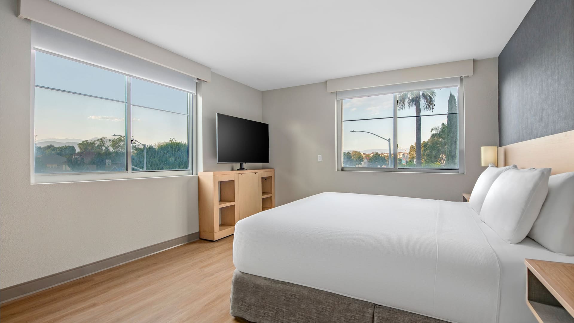 2/4 Hyatt Place Riverside/Downtown Suite B Kingbed Two