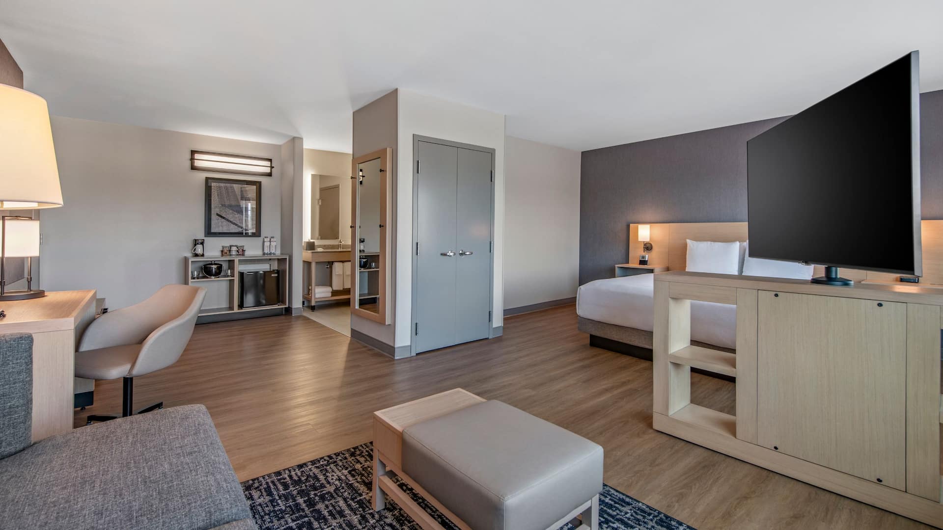 2/5 Hyatt Place Riverside/Downtown Viewking Three