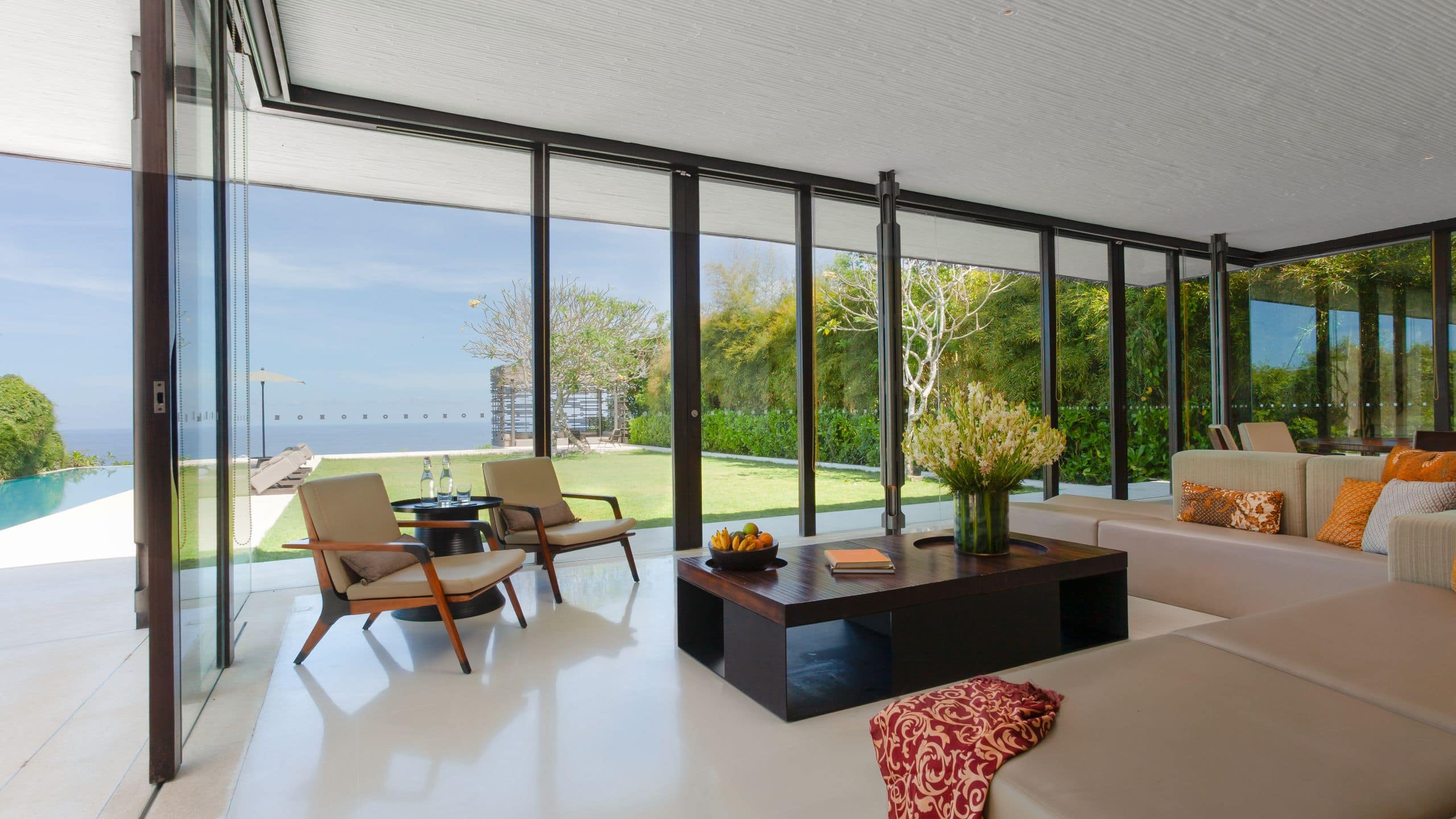 3 von 6 Alila Villas Uluwatu Two Bedroom Cliff Edge Living Room