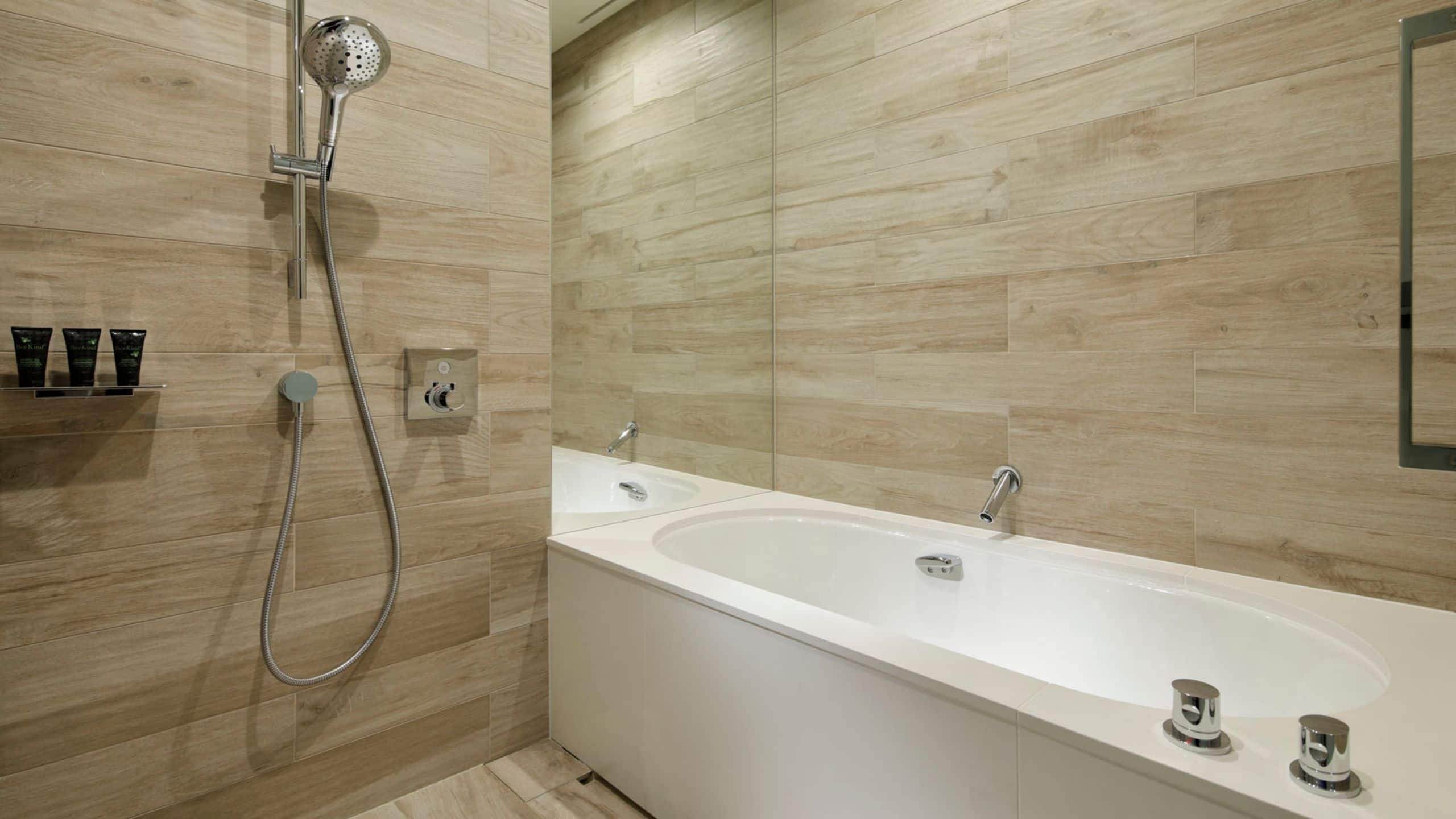 2 de 5 Hyatt Centric Ginza Tokyo Bathroom