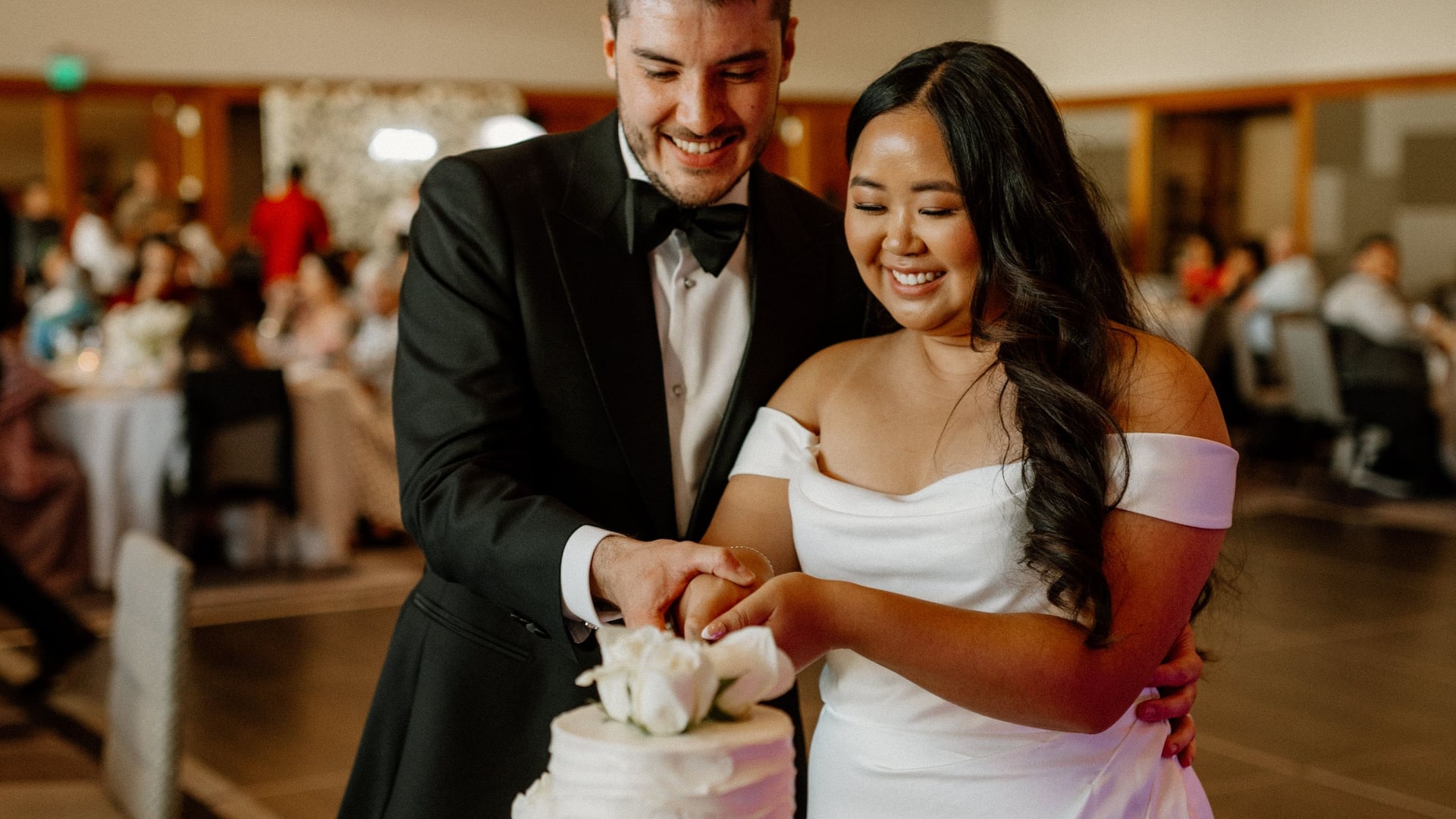 Hyatt Regency Lake Washington at Seattle's Southport Bride And Groom Cutting Cake